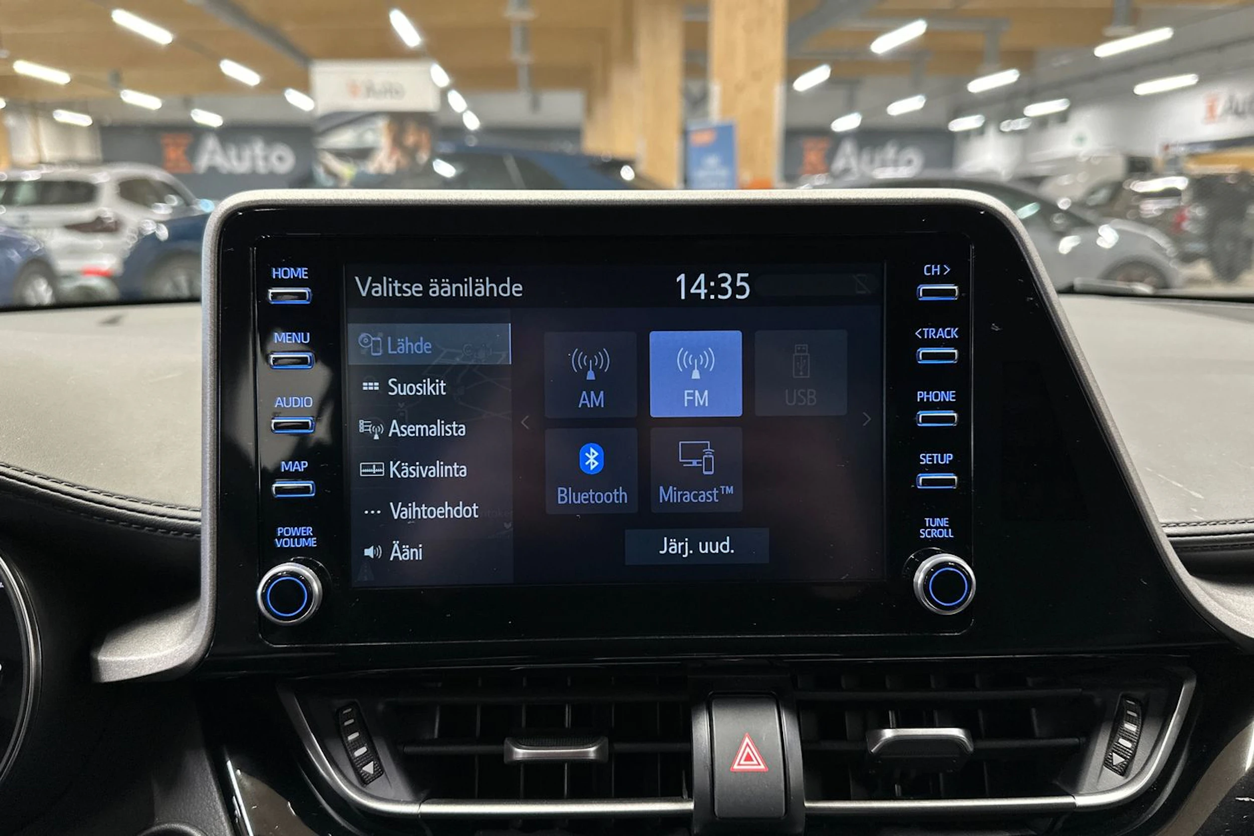 punainen Toyota C-HR 2020 kuva 14.