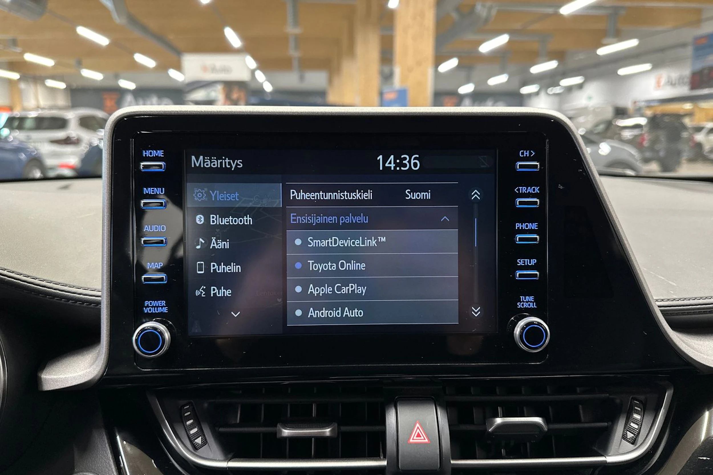 punainen Toyota C-HR 2020 kuva 15.