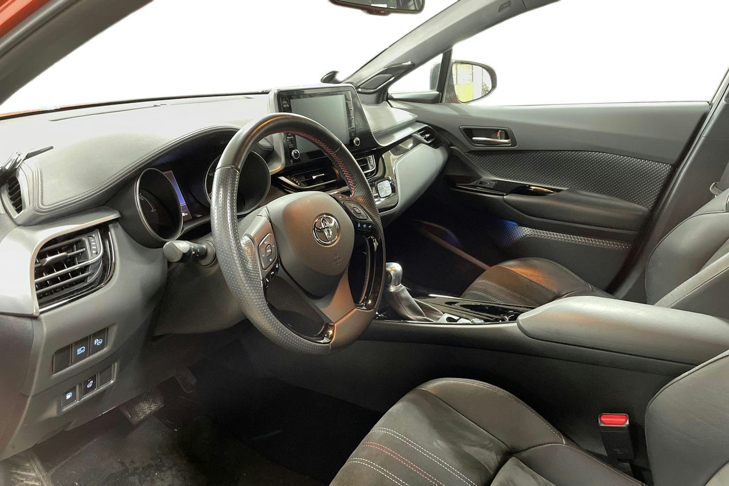 Oranssi Toyota C-HR 2021 kuva 6.