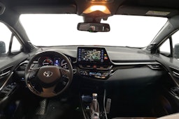 Oranssi Toyota C-HR 2021 kuva 7.