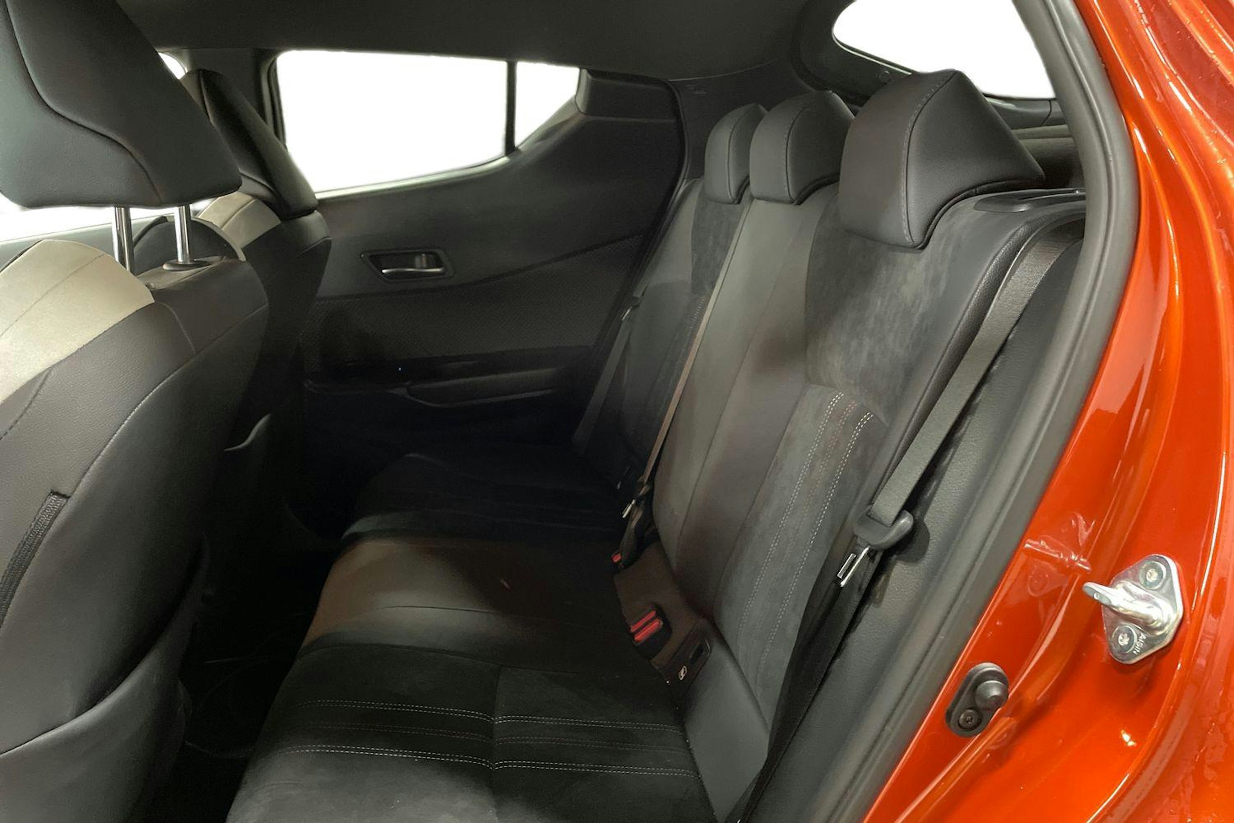 Oranssi Toyota C-HR 2021 kuva 8.