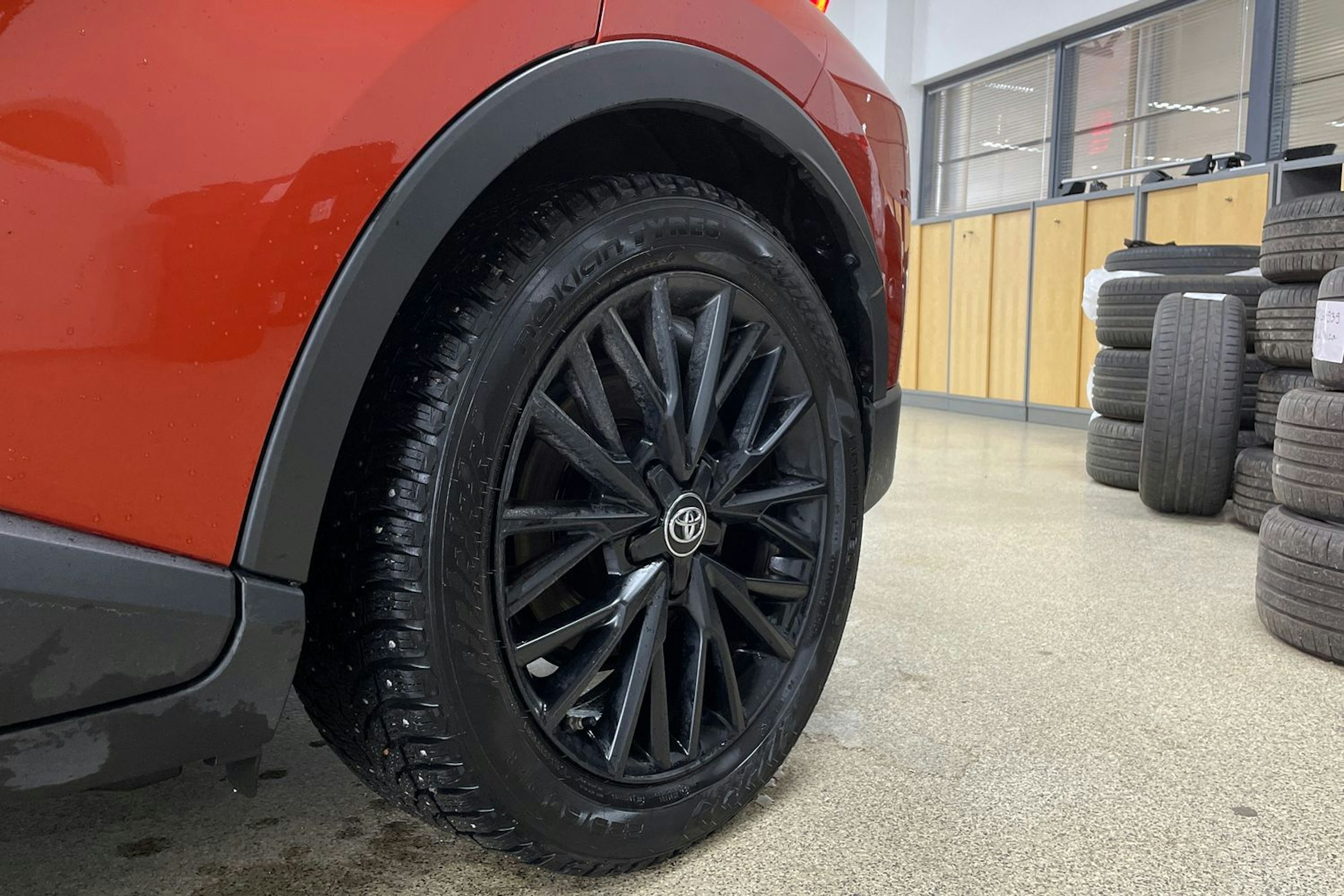 Oranssi Toyota C-HR 2021 kuva 10.