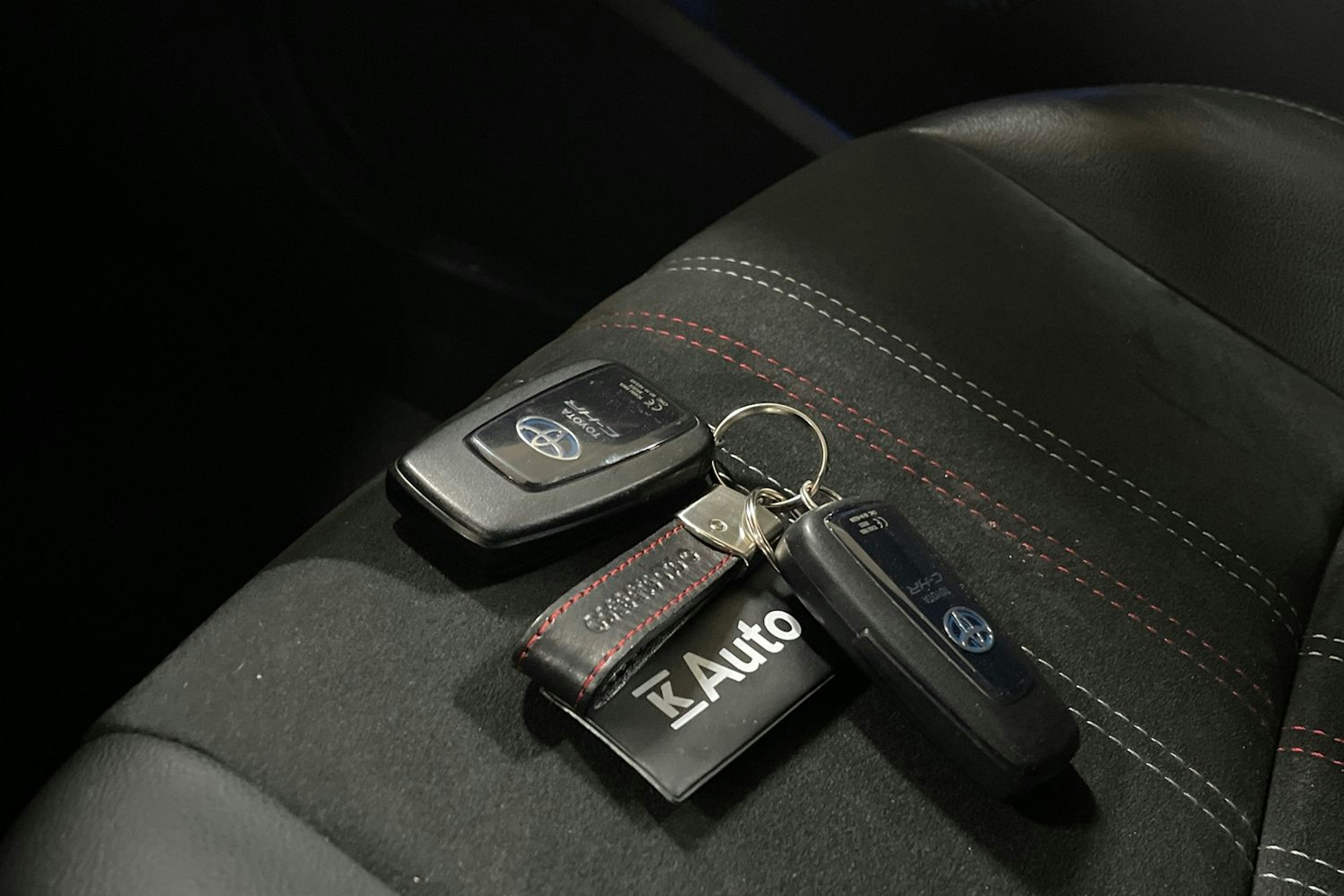 Oranssi Toyota C-HR 2021 kuva 16.