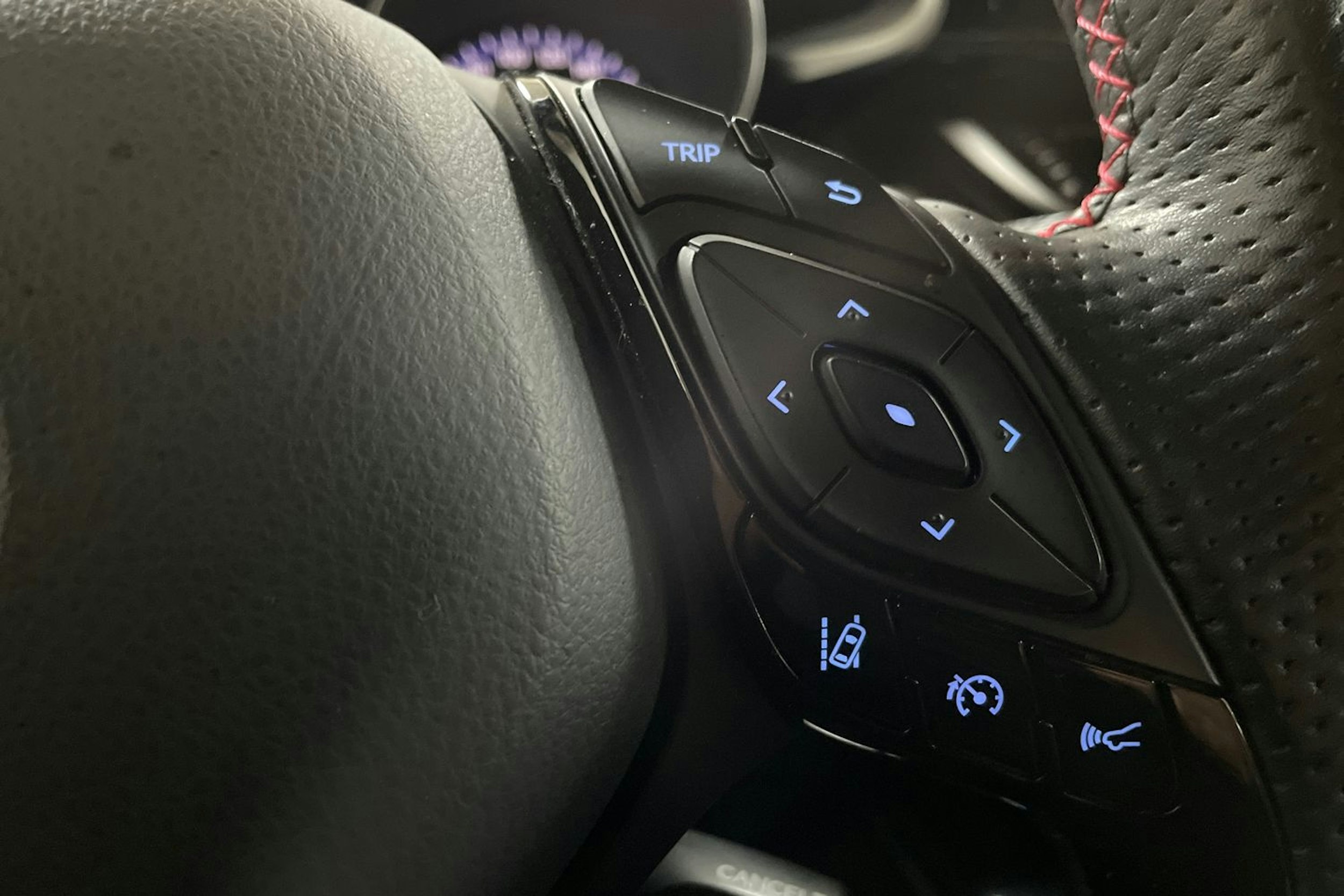 Oranssi Toyota C-HR 2021 kuva 17.