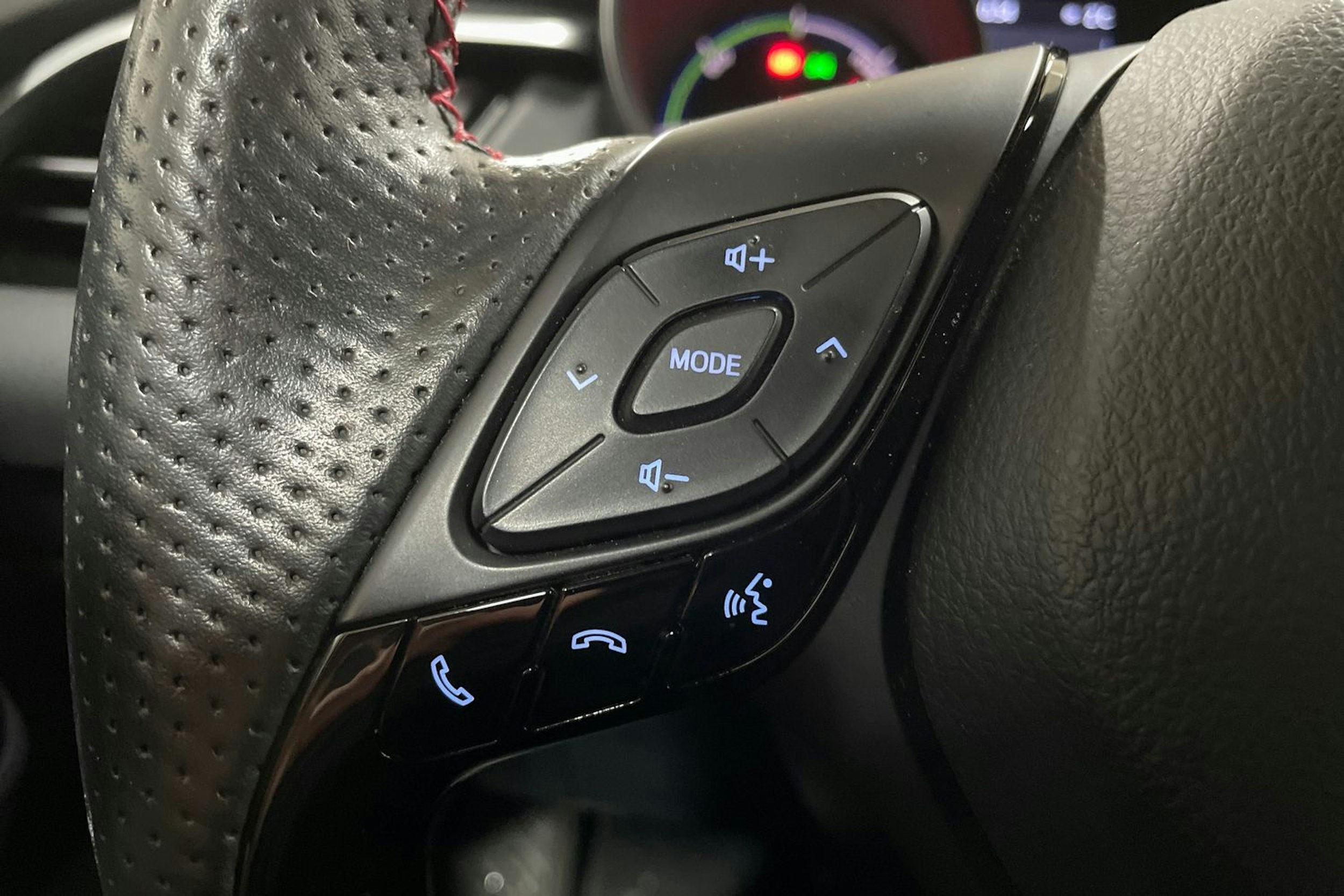 Oranssi Toyota C-HR 2021 kuva 18.