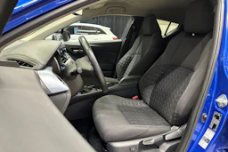 sininen Toyota C-HR 2021 kuva 12.