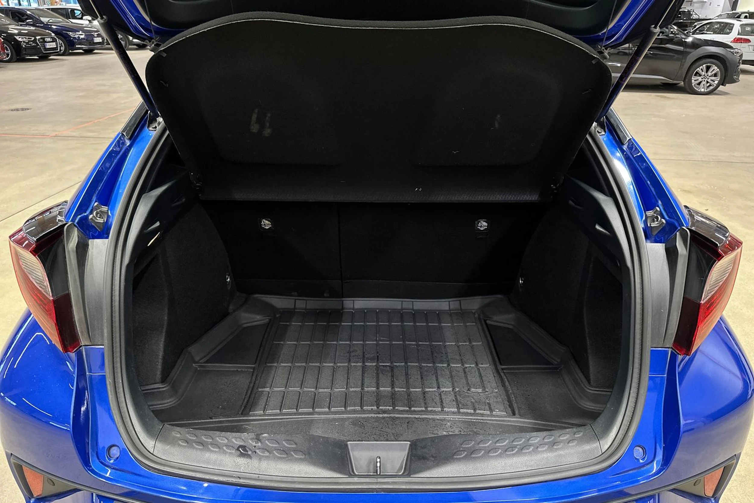 sininen Toyota C-HR 2021 kuva 22.