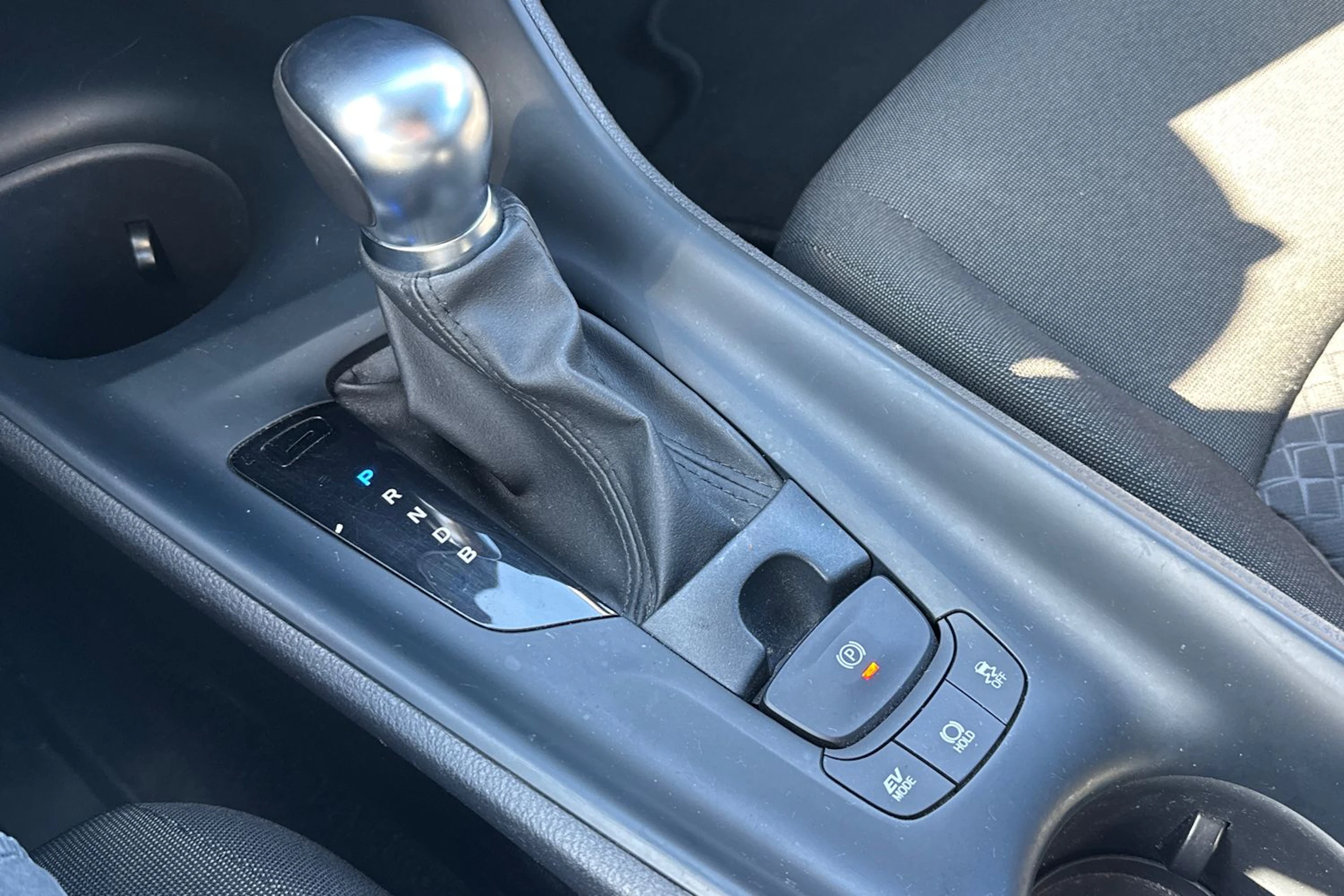 Harmaa Toyota C-HR 2021 kuva 10.