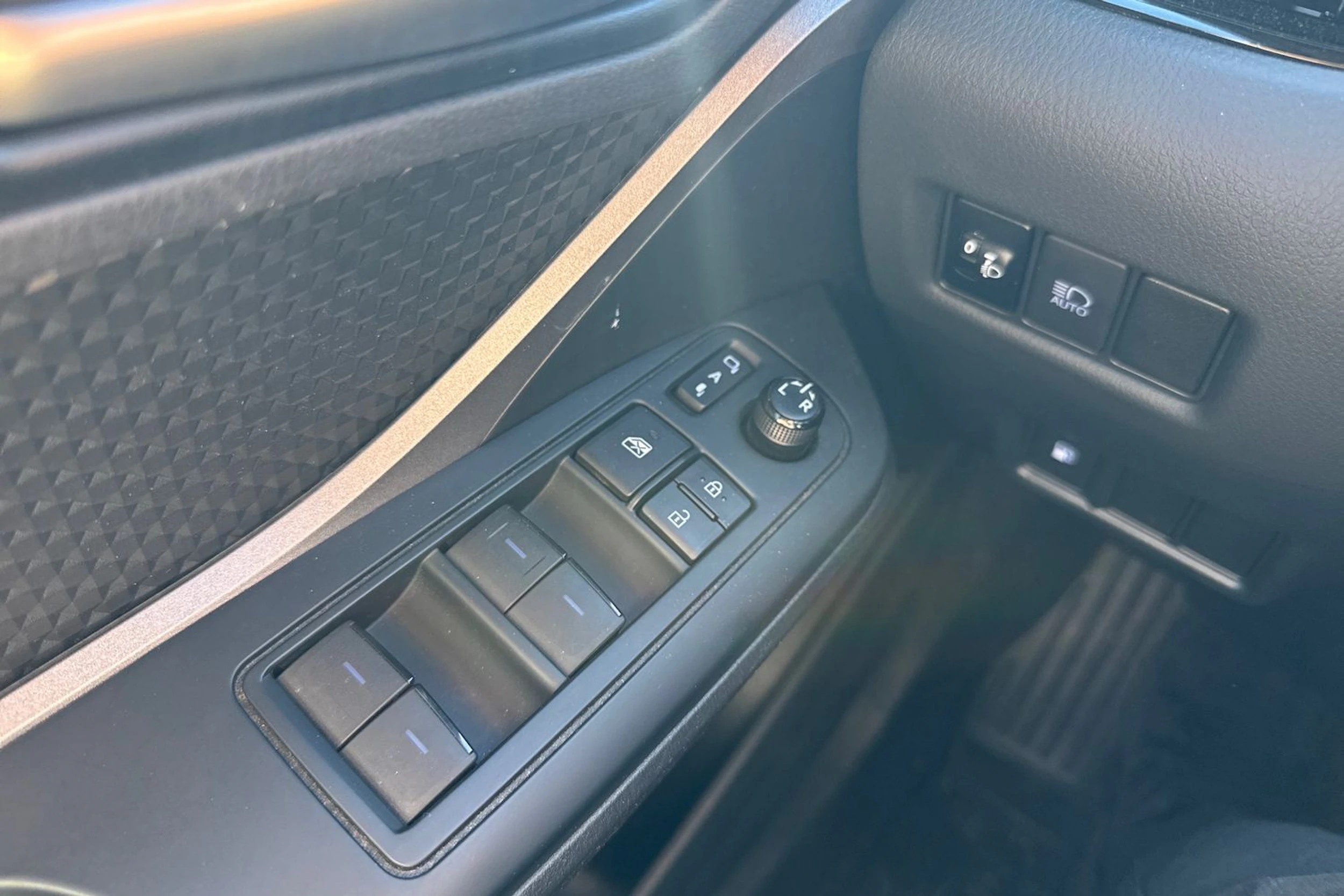 Harmaa Toyota C-HR 2021 kuva 11.