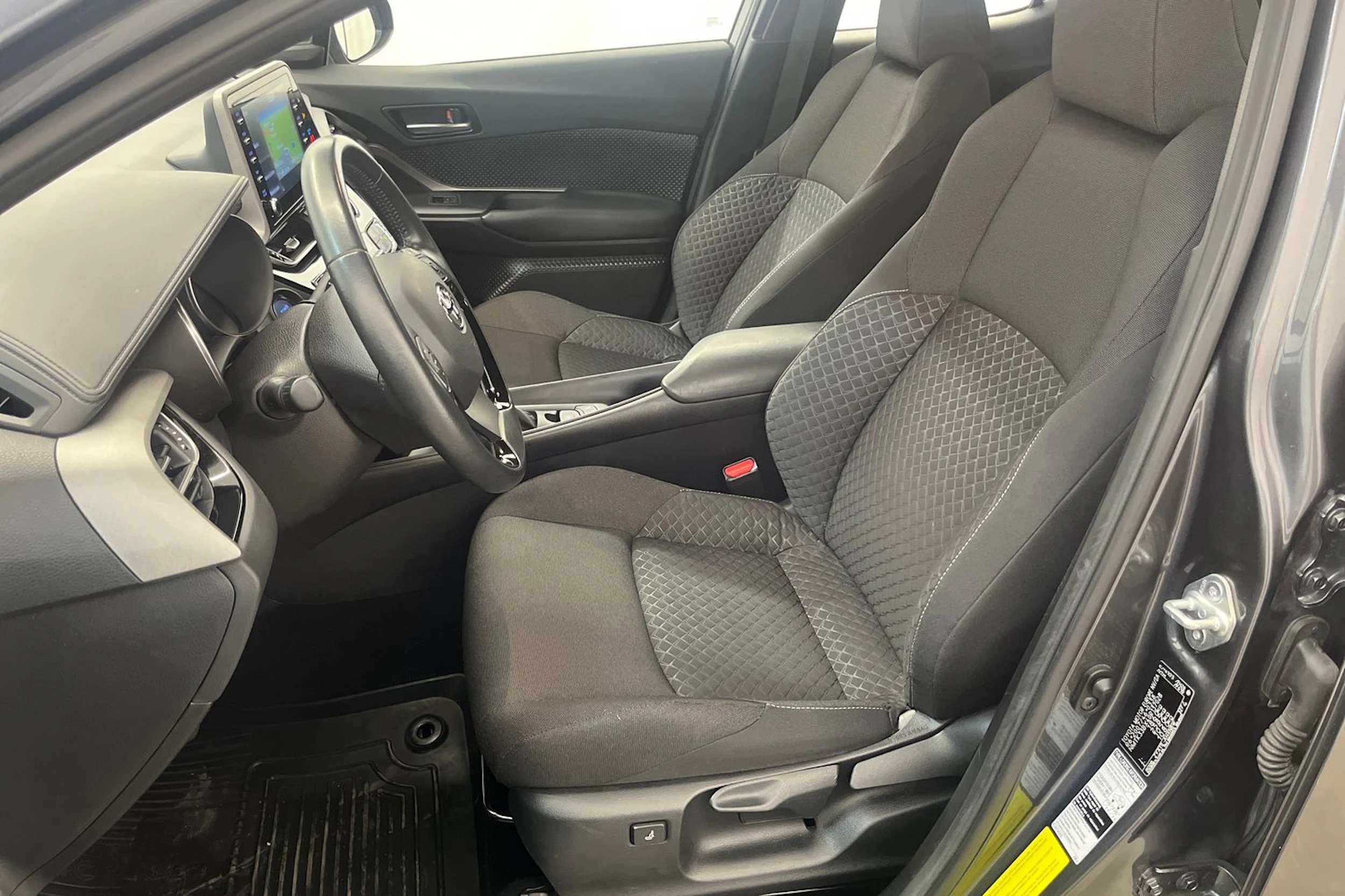 Harmaa Toyota C-HR 2021 kuva 16.