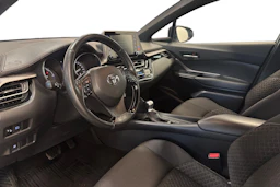 valkoinen Toyota C-HR 2021 kuva 6.