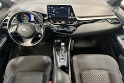 valkoinen Toyota C-HR 2021 kuva 7.