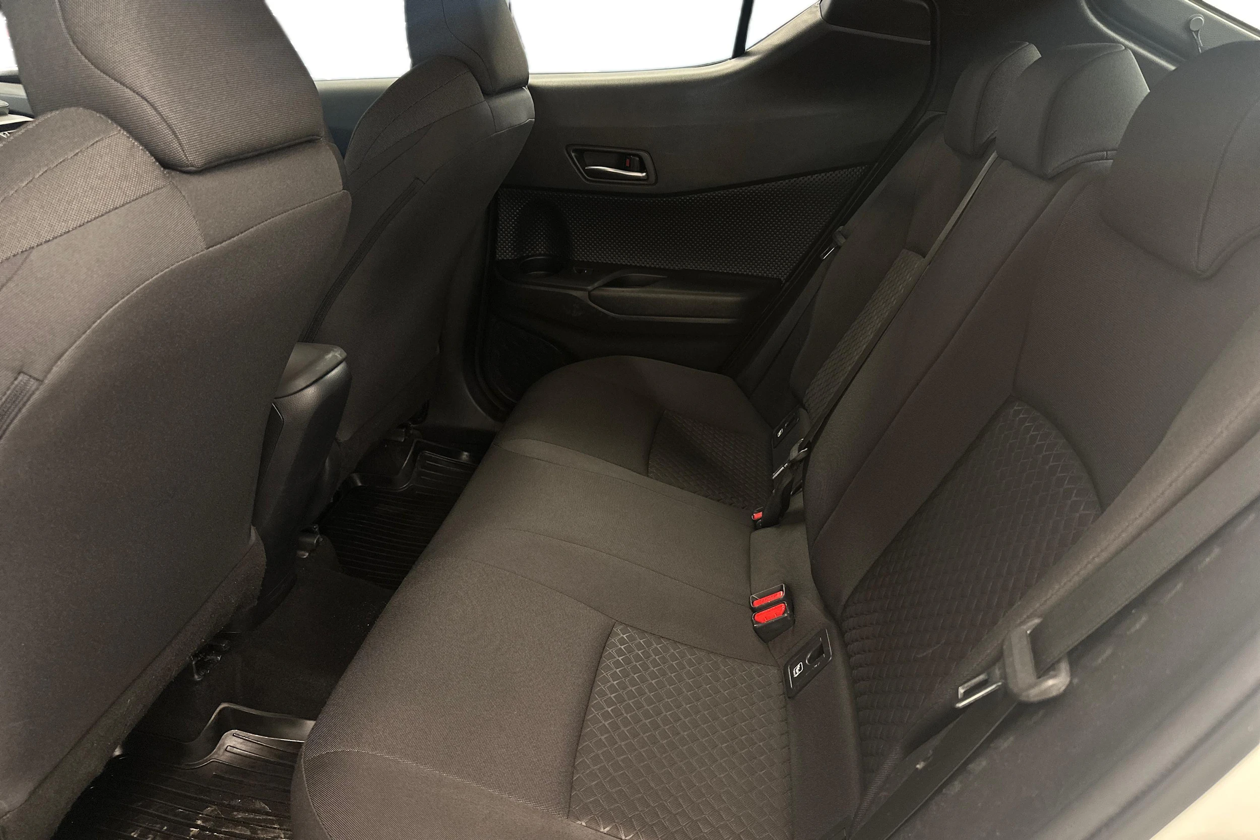 valkoinen Toyota C-HR 2021 kuva 8.