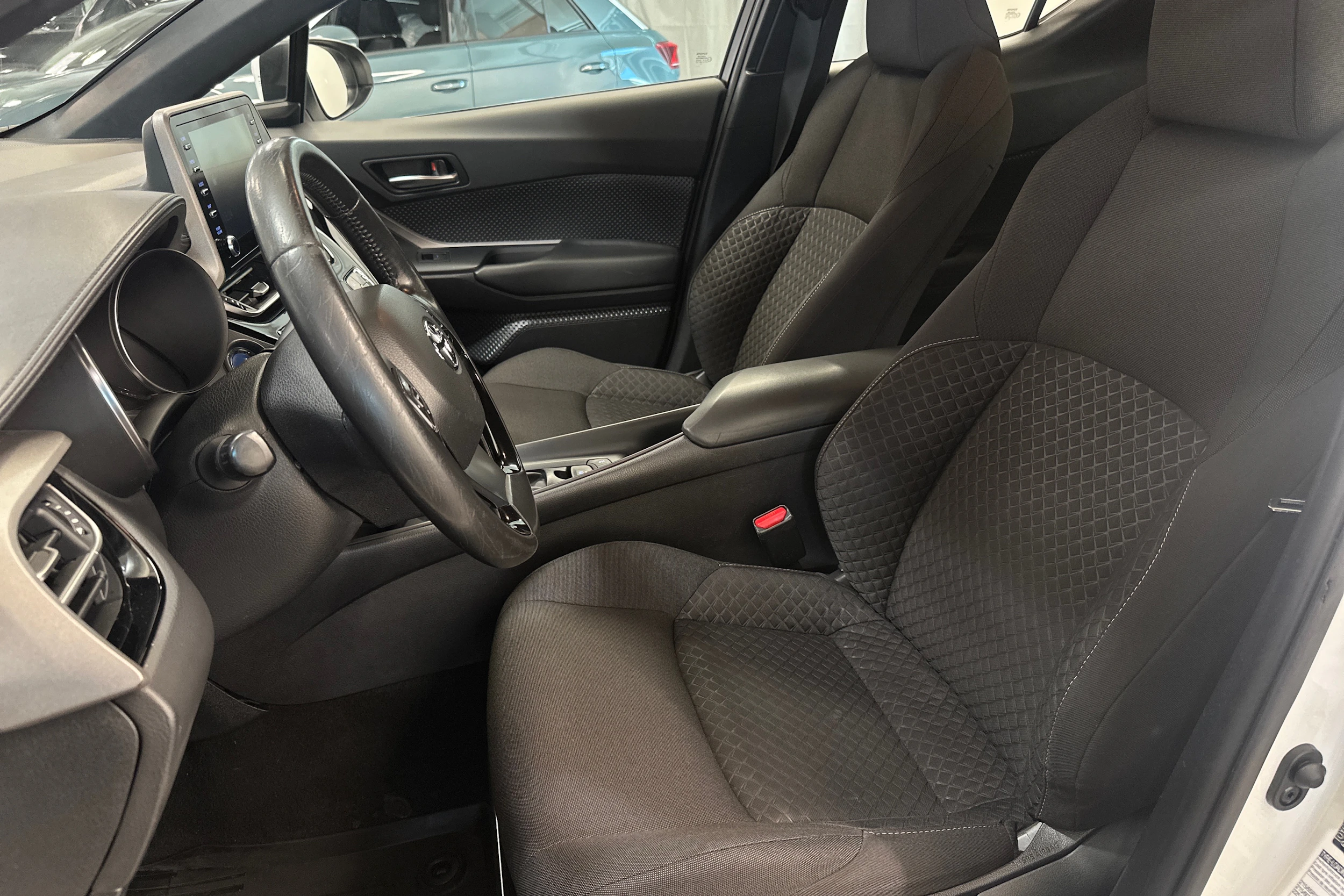 valkoinen Toyota C-HR 2021 kuva 11.