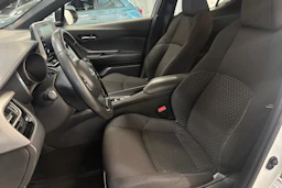 valkoinen Toyota C-HR 2021 kuva 11.