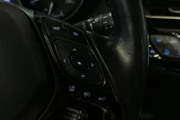 valkoinen Toyota C-HR 2021 kuva 16.