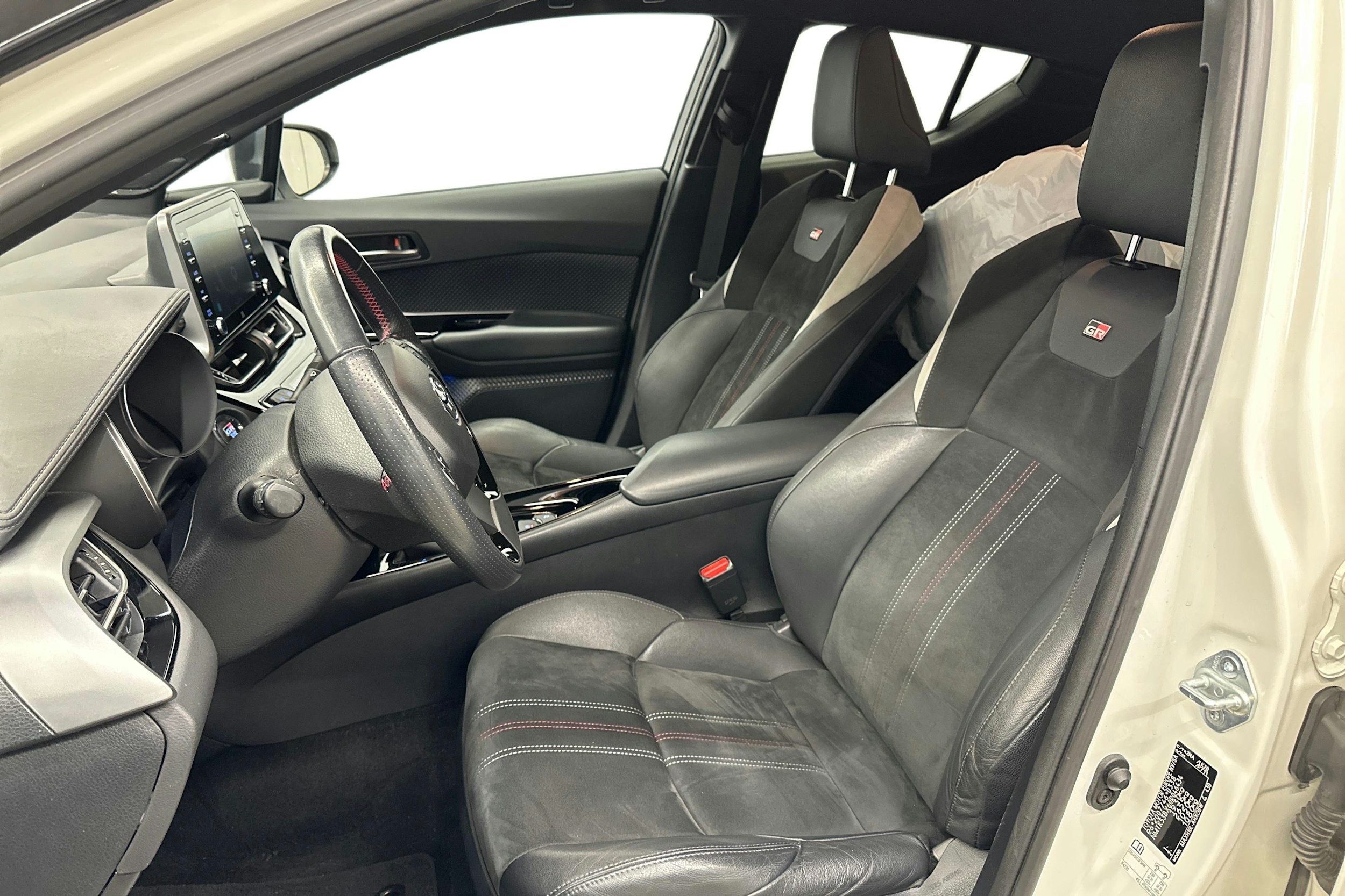 valkoinen Toyota C-HR 2021 kuva 9.