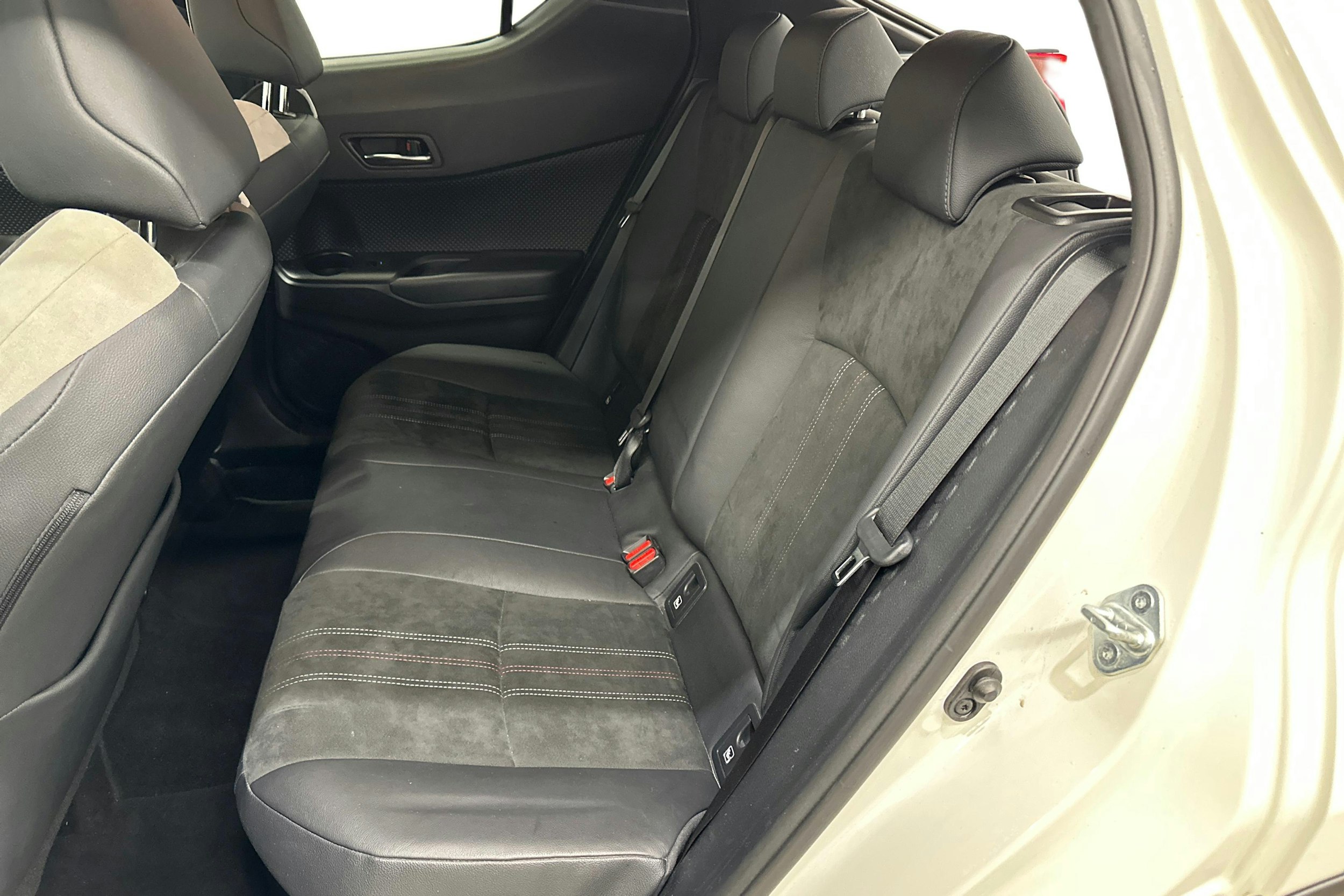 valkoinen Toyota C-HR 2021 kuva 10.