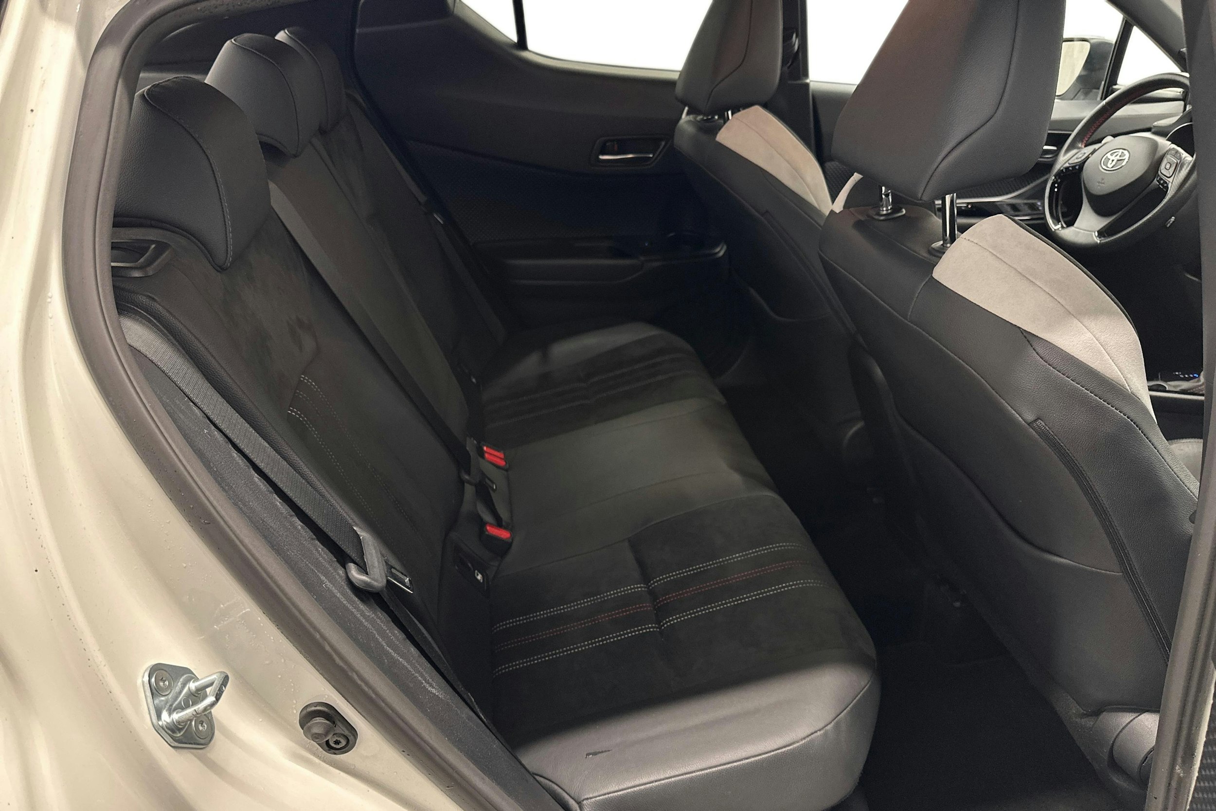 valkoinen Toyota C-HR 2021 kuva 11.