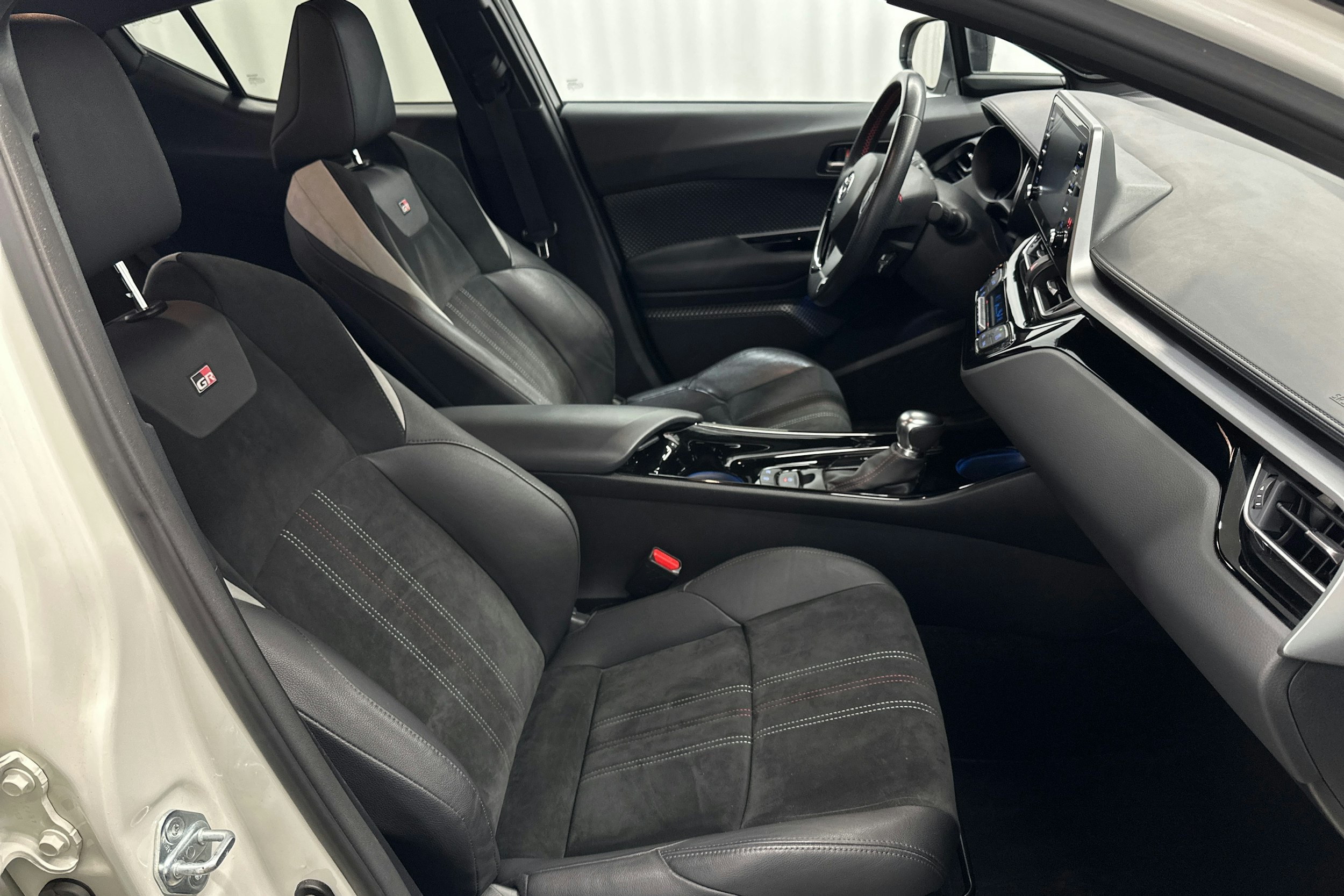 valkoinen Toyota C-HR 2021 kuva 13.