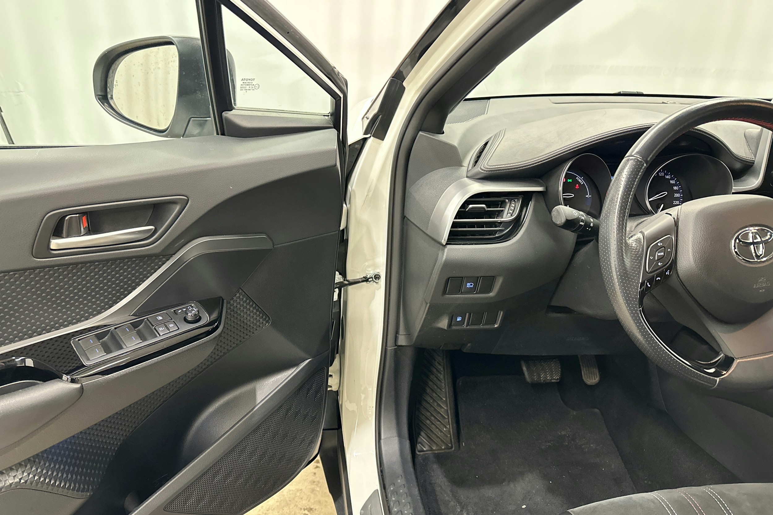 valkoinen Toyota C-HR 2021 kuva 14.