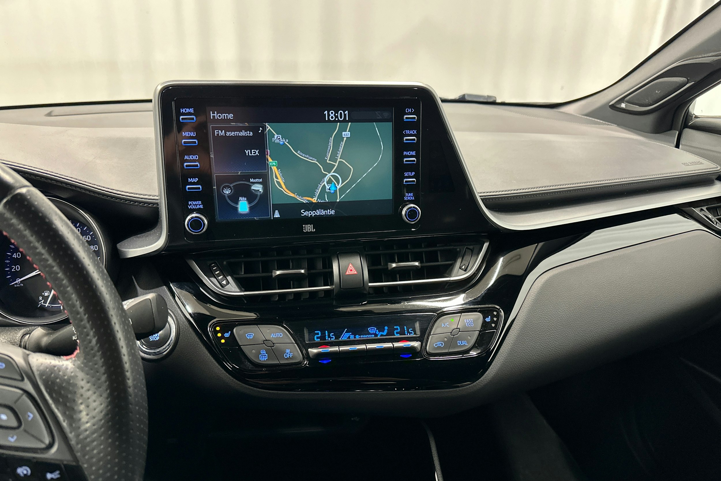 valkoinen Toyota C-HR 2021 kuva 19.