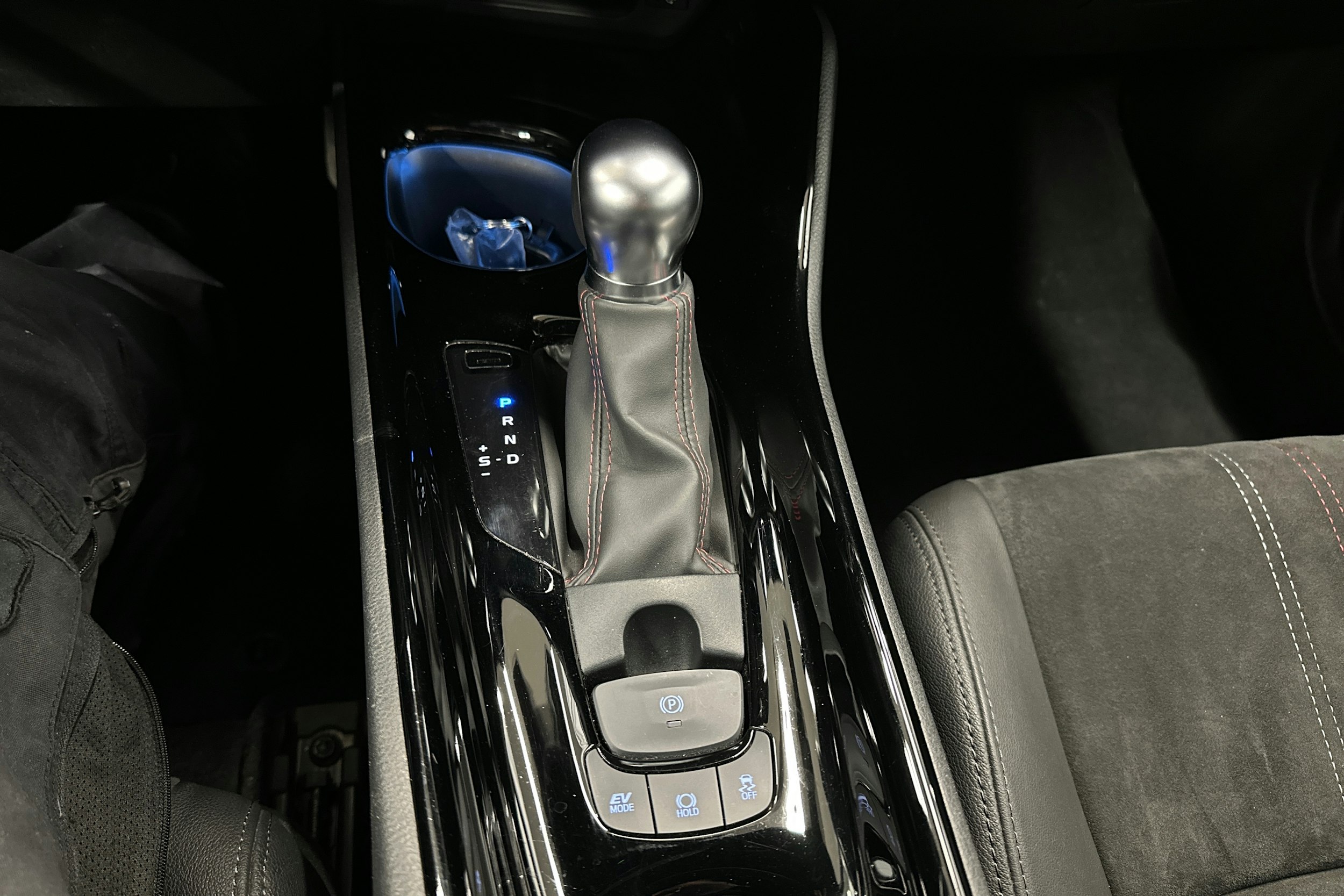 valkoinen Toyota C-HR 2021 kuva 20.