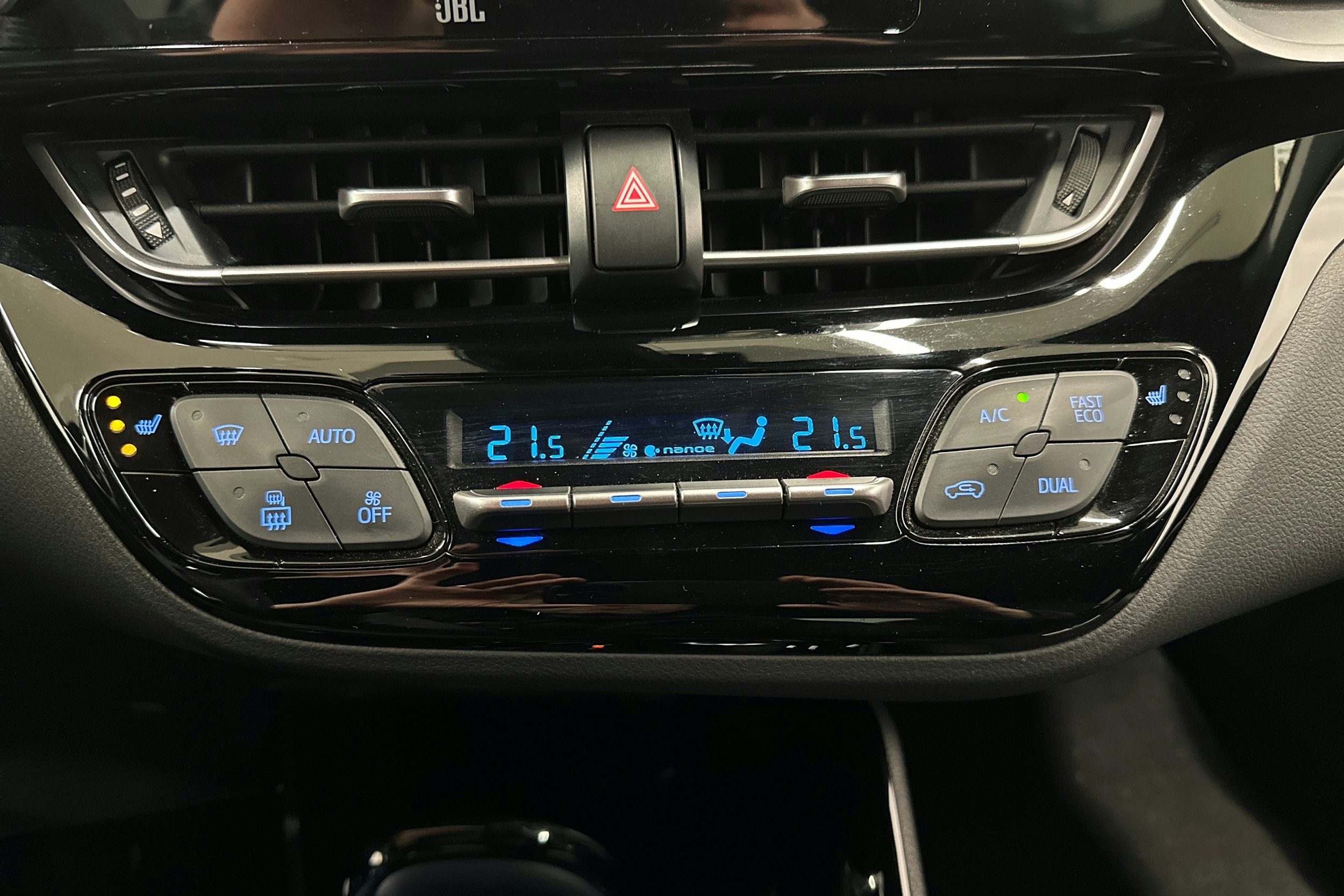 valkoinen Toyota C-HR 2021 kuva 24.