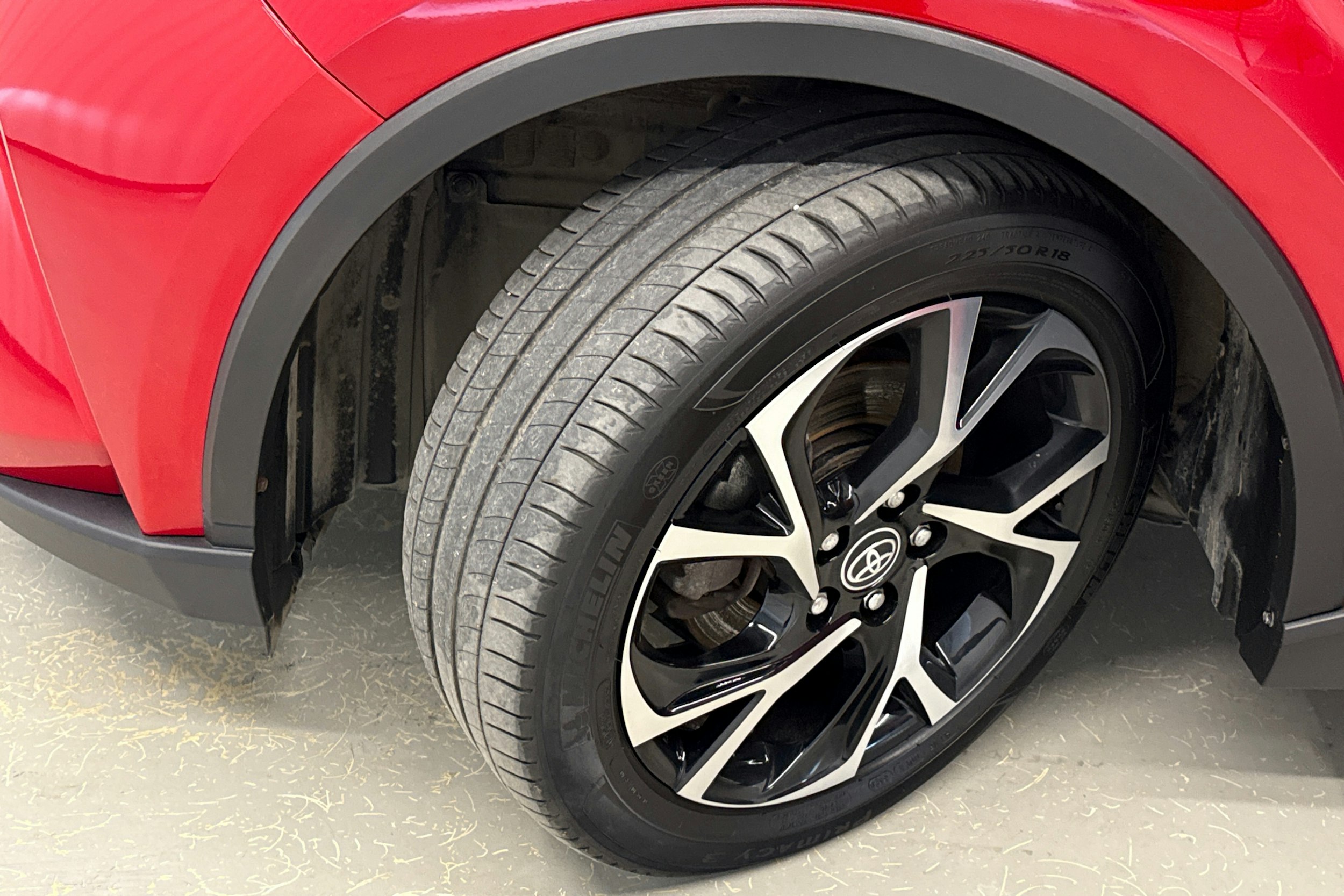 punainen Toyota C-HR 2021 kuva 13.