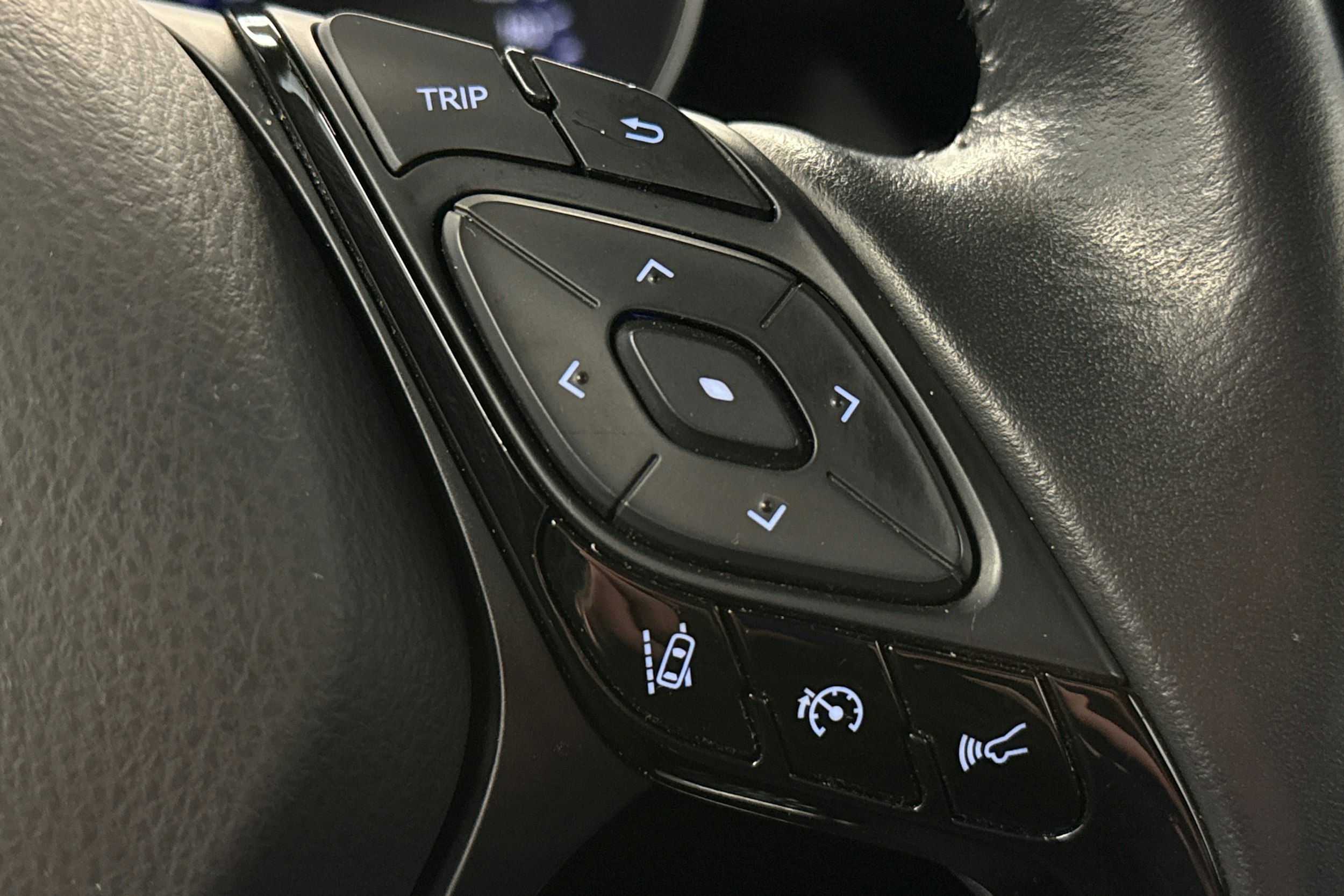 punainen Toyota C-HR 2021 kuva 15.