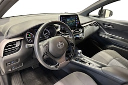 valkoinen Toyota C-HR 2022 kuva 7.