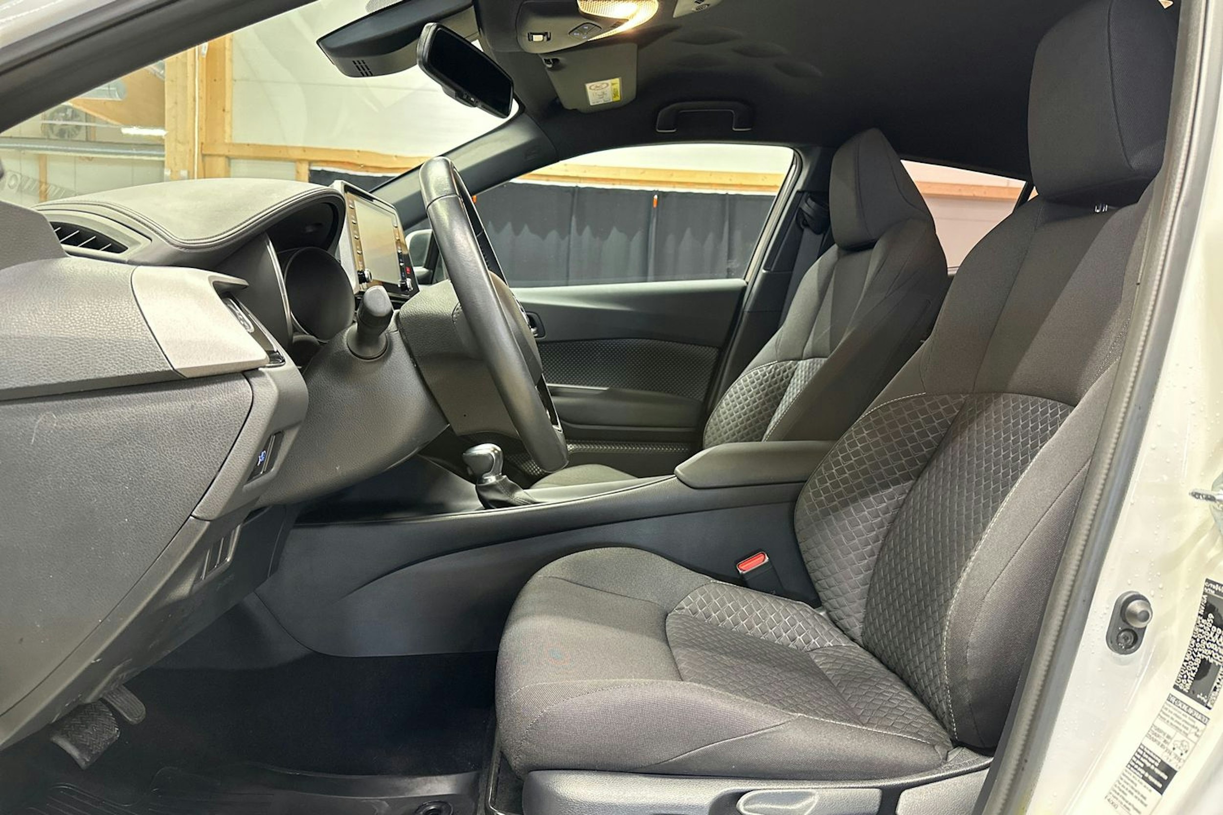 valkoinen Toyota C-HR 2022 kuva 17.