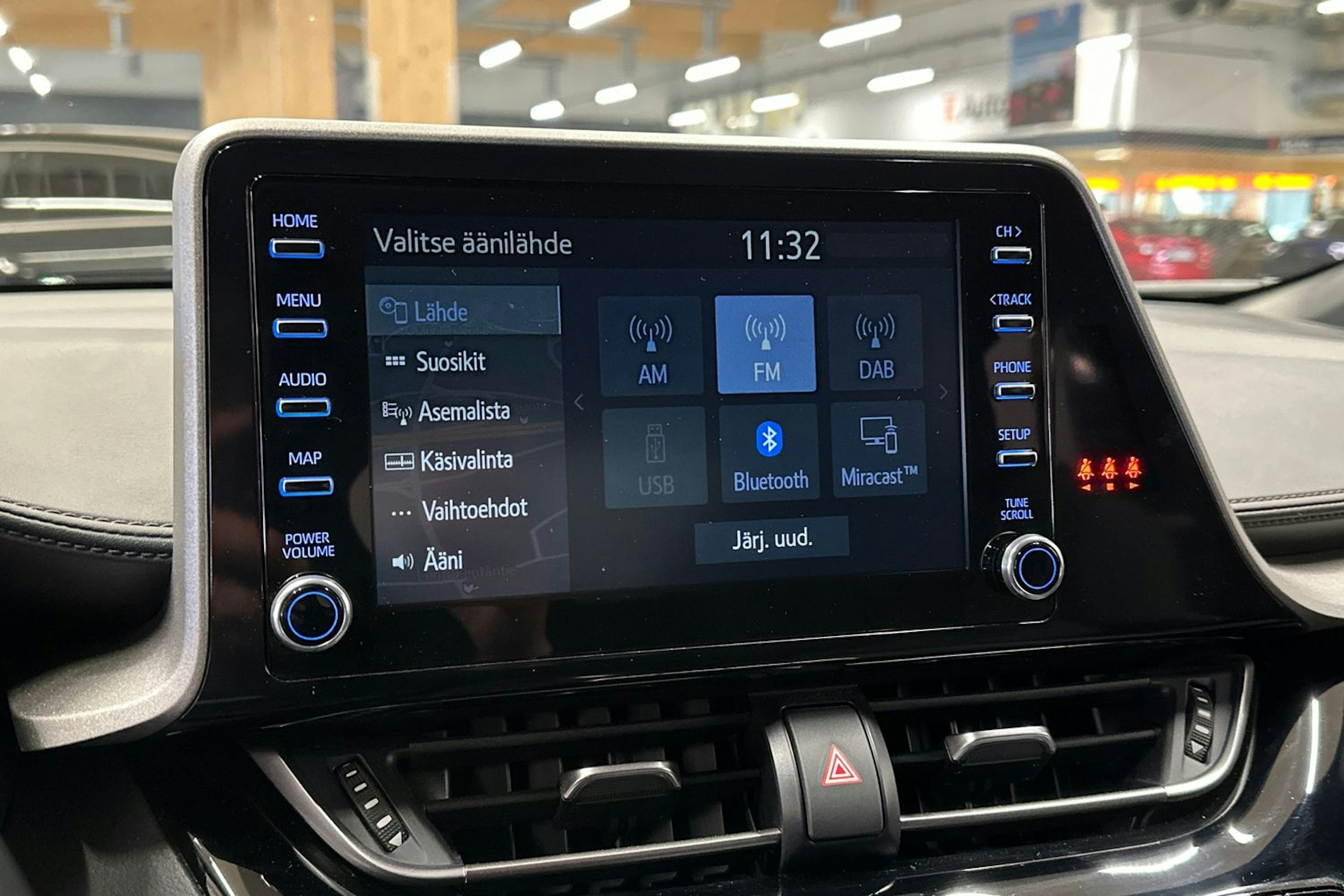 valkoinen Toyota C-HR 2022 kuva 19.
