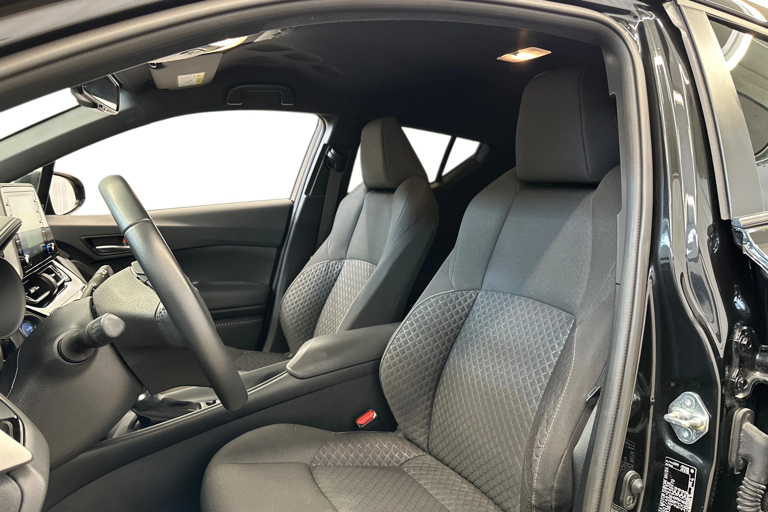 musta Toyota C-HR 2022 kuva 6.