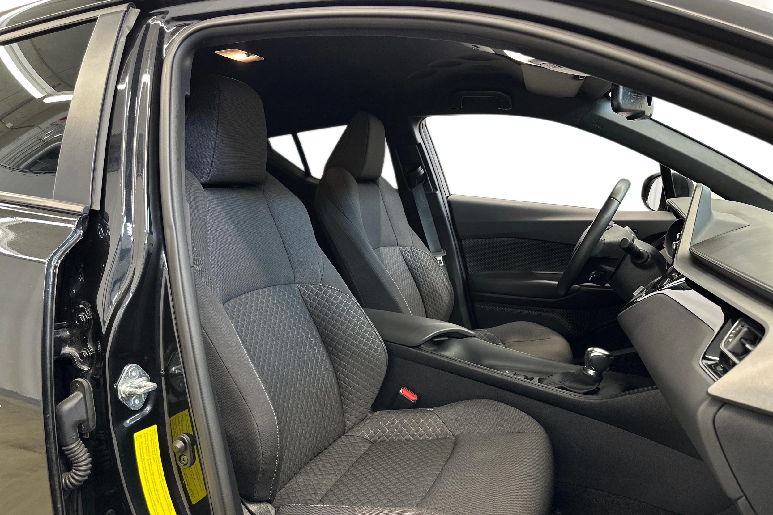musta Toyota C-HR 2022 kuva 7.