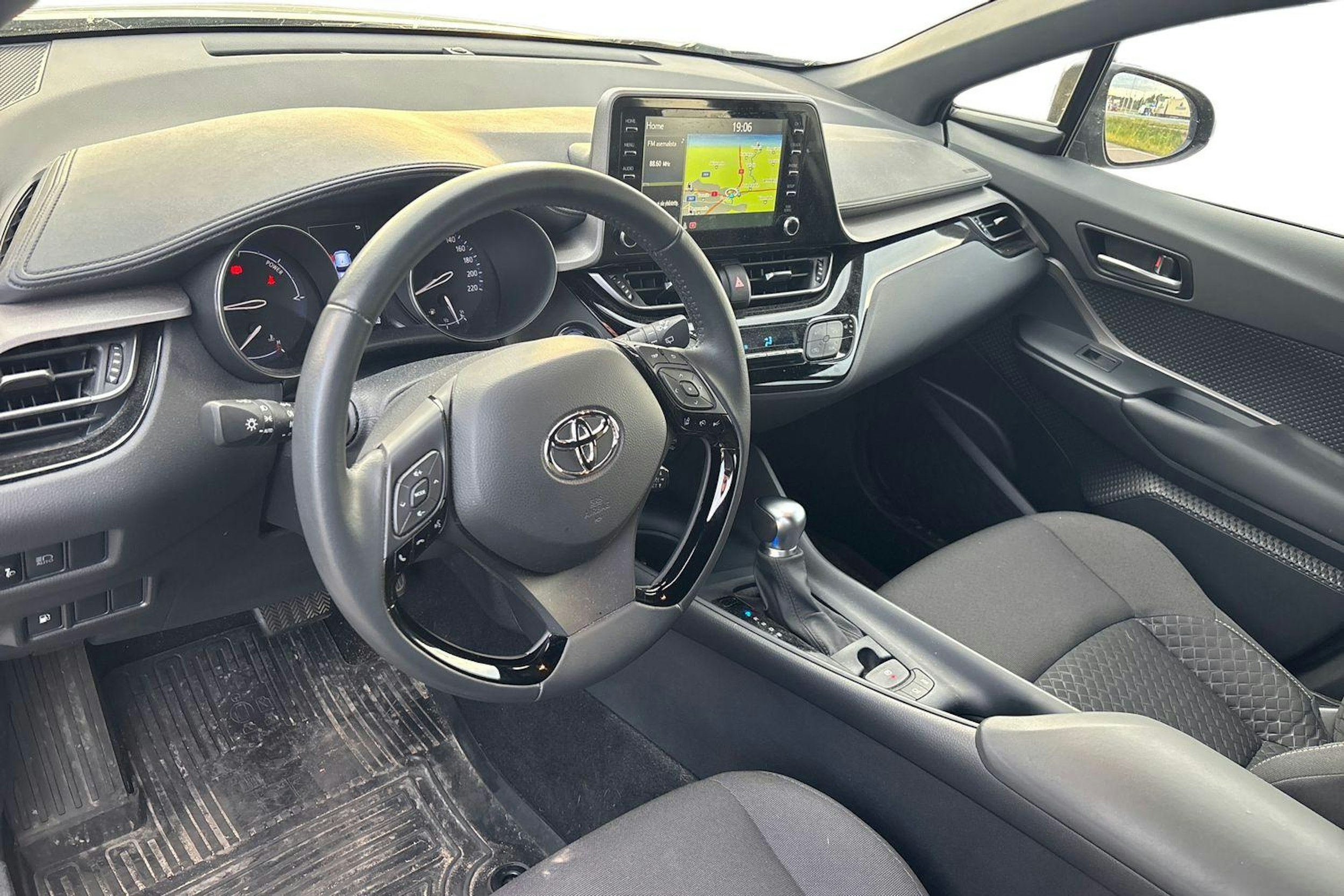 Harmaa Toyota C-HR 2022 kuva 3.