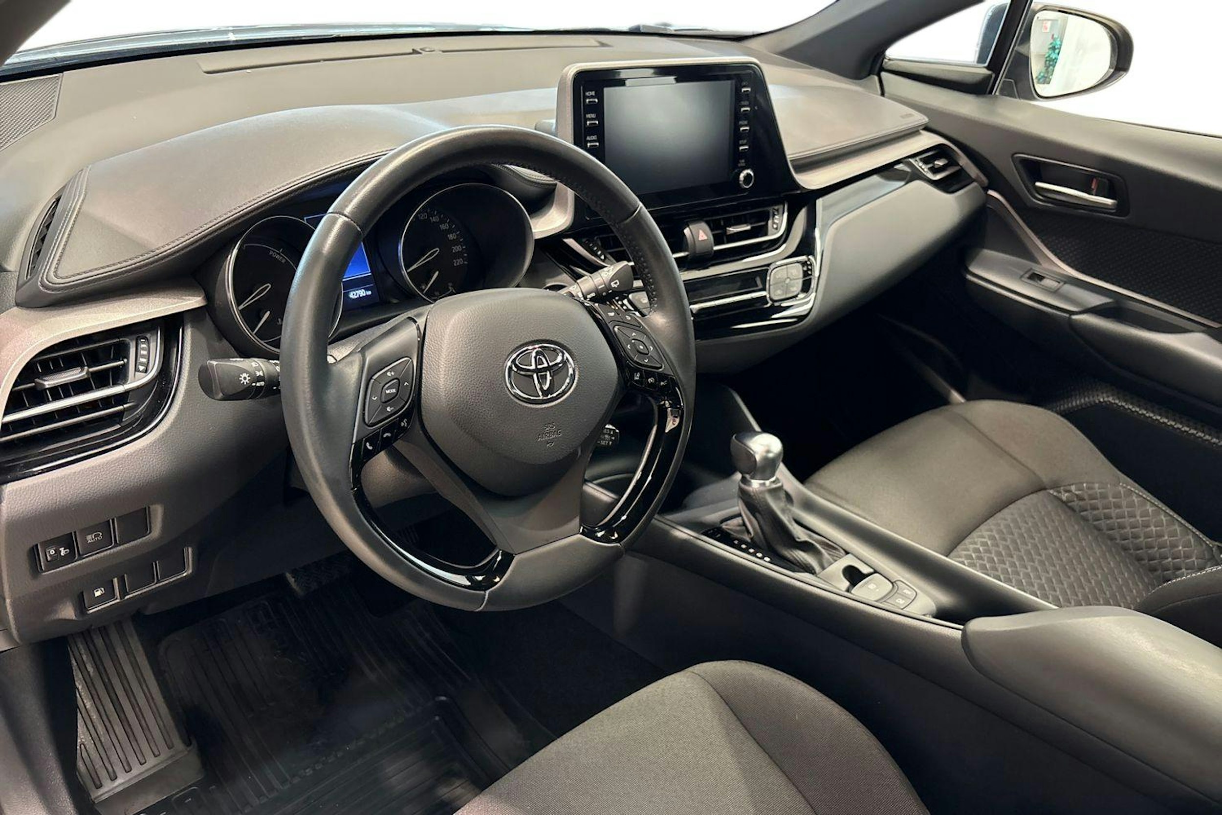 Harmaa Toyota C-HR 2022 kuva 7.