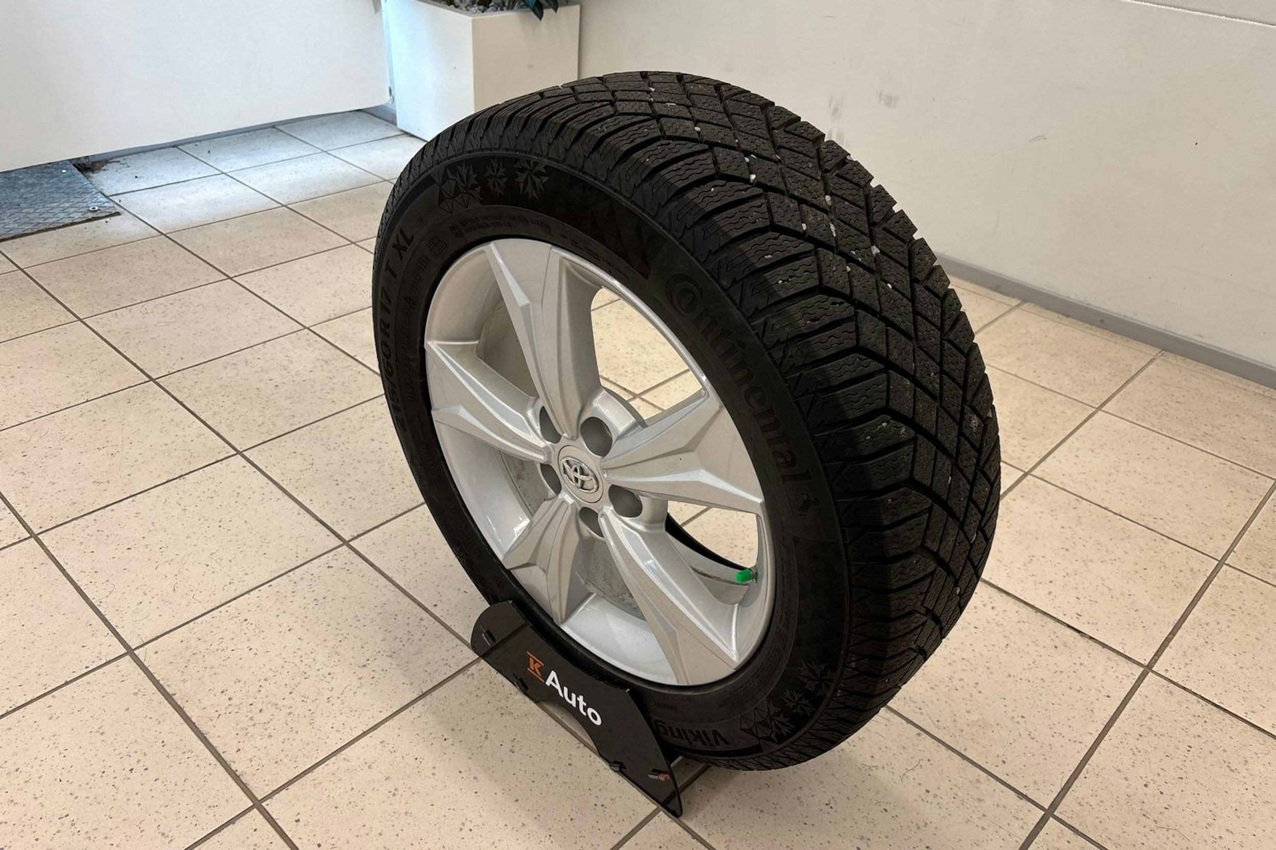 Harmaa Toyota C-HR 2022 kuva 13.