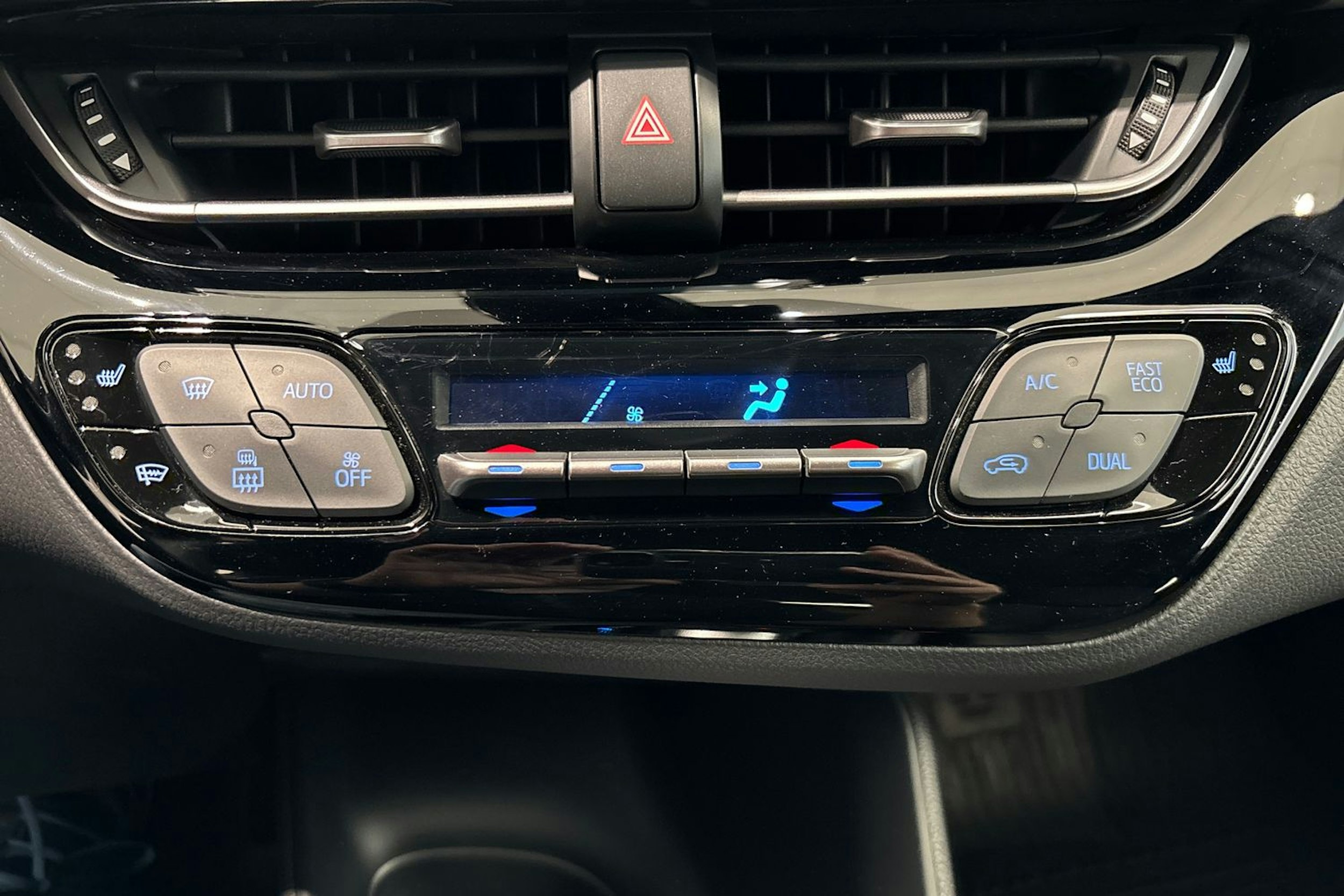 Harmaa Toyota C-HR 2022 kuva 20.
