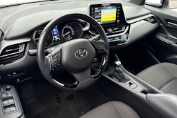 valkoinen Toyota C-HR 2022 kuva 3.
