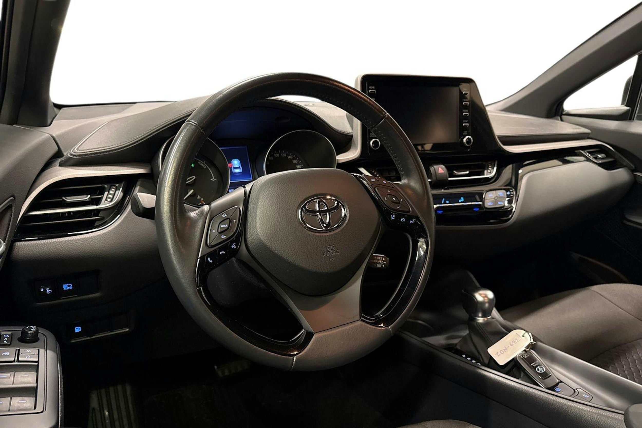 valkoinen Toyota C-HR 2022 kuva 6.