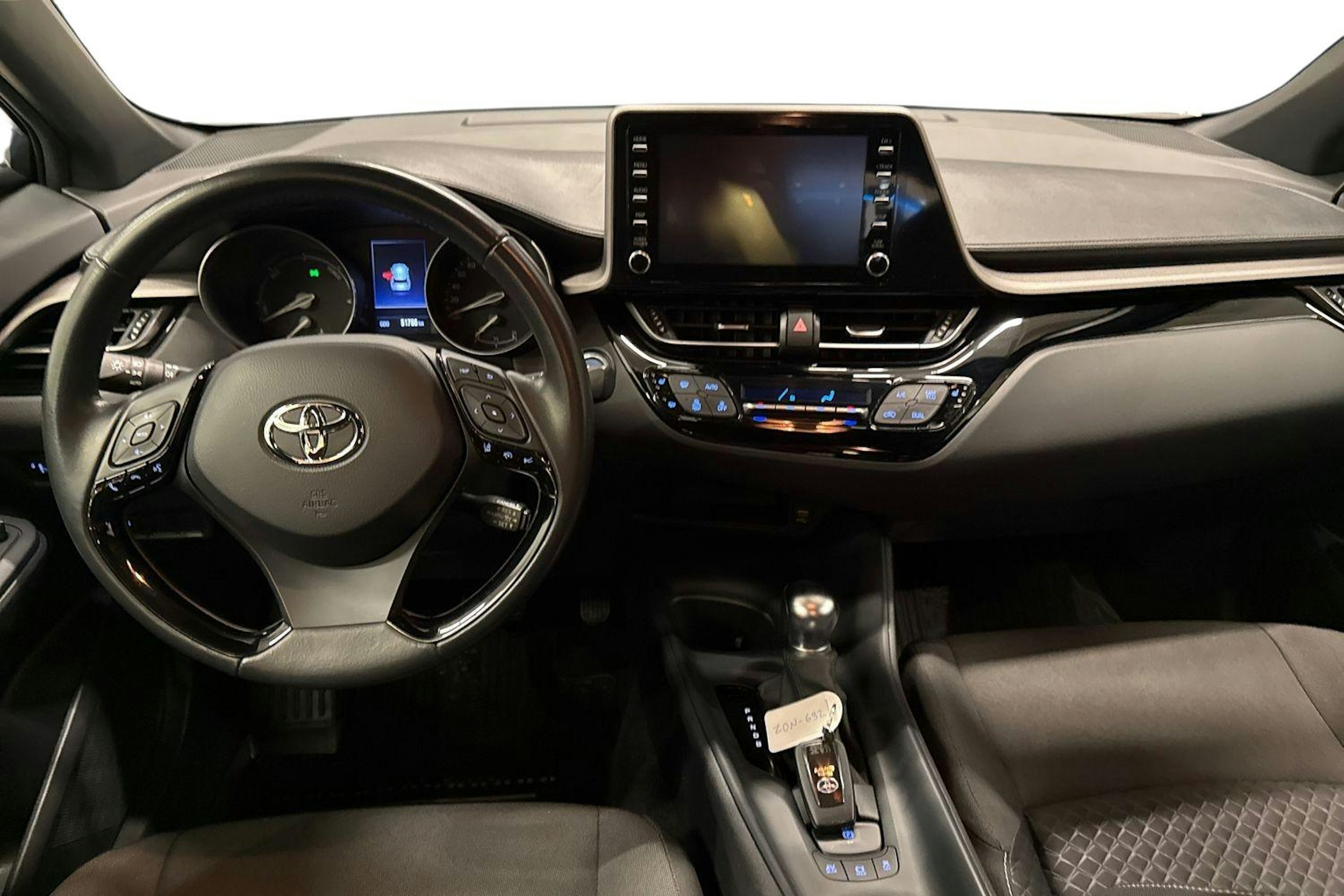 valkoinen Toyota C-HR 2022 kuva 7.