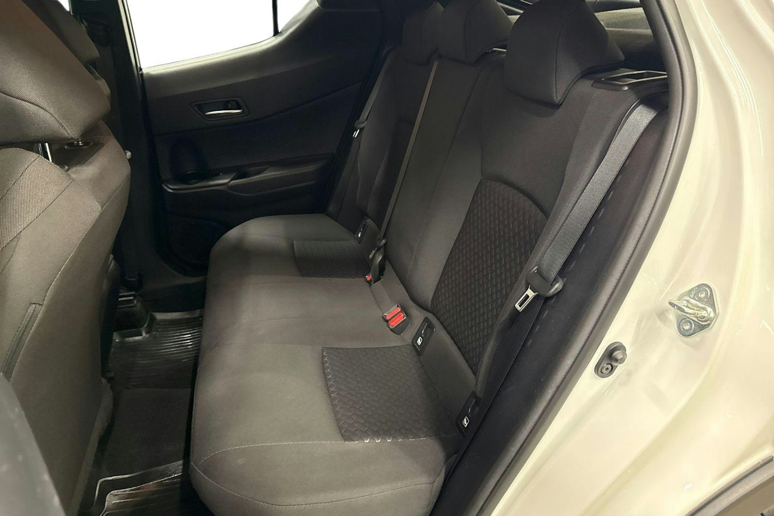 valkoinen Toyota C-HR 2022 kuva 8.