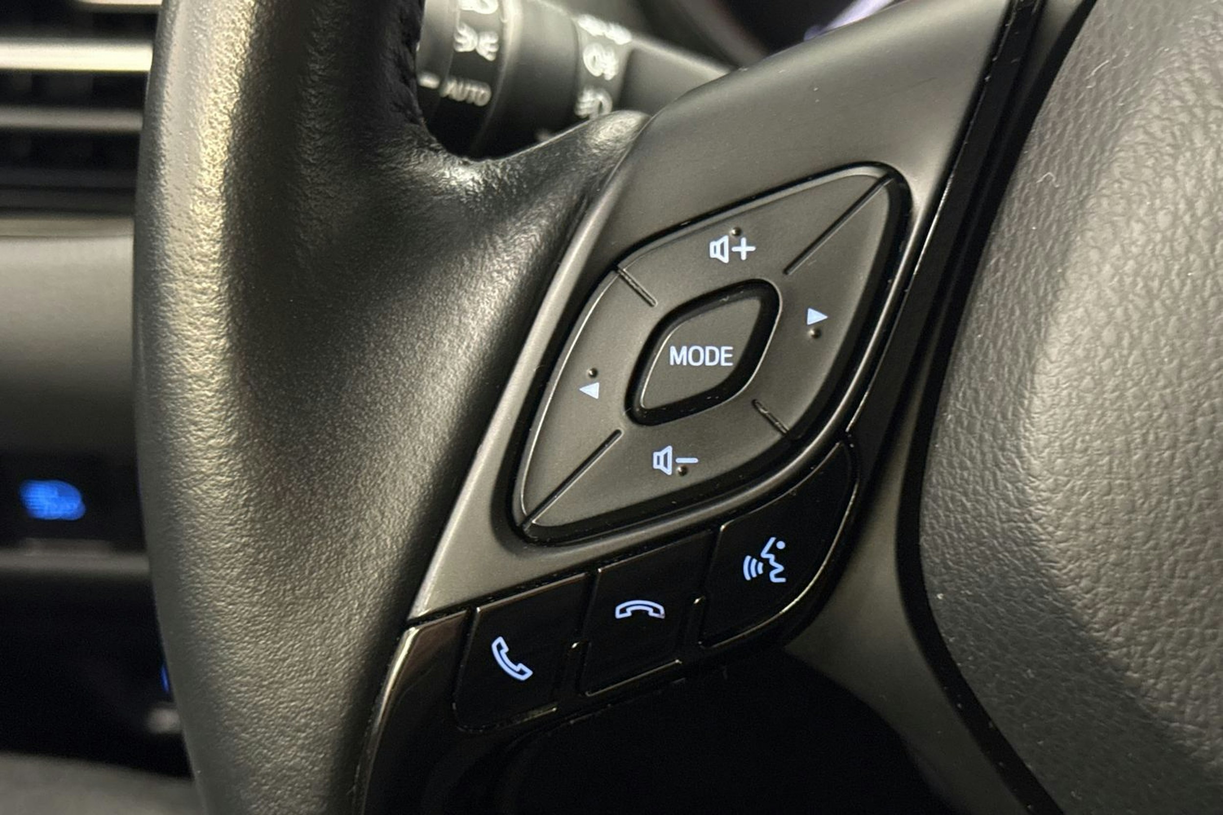 valkoinen Toyota C-HR 2022 kuva 12.