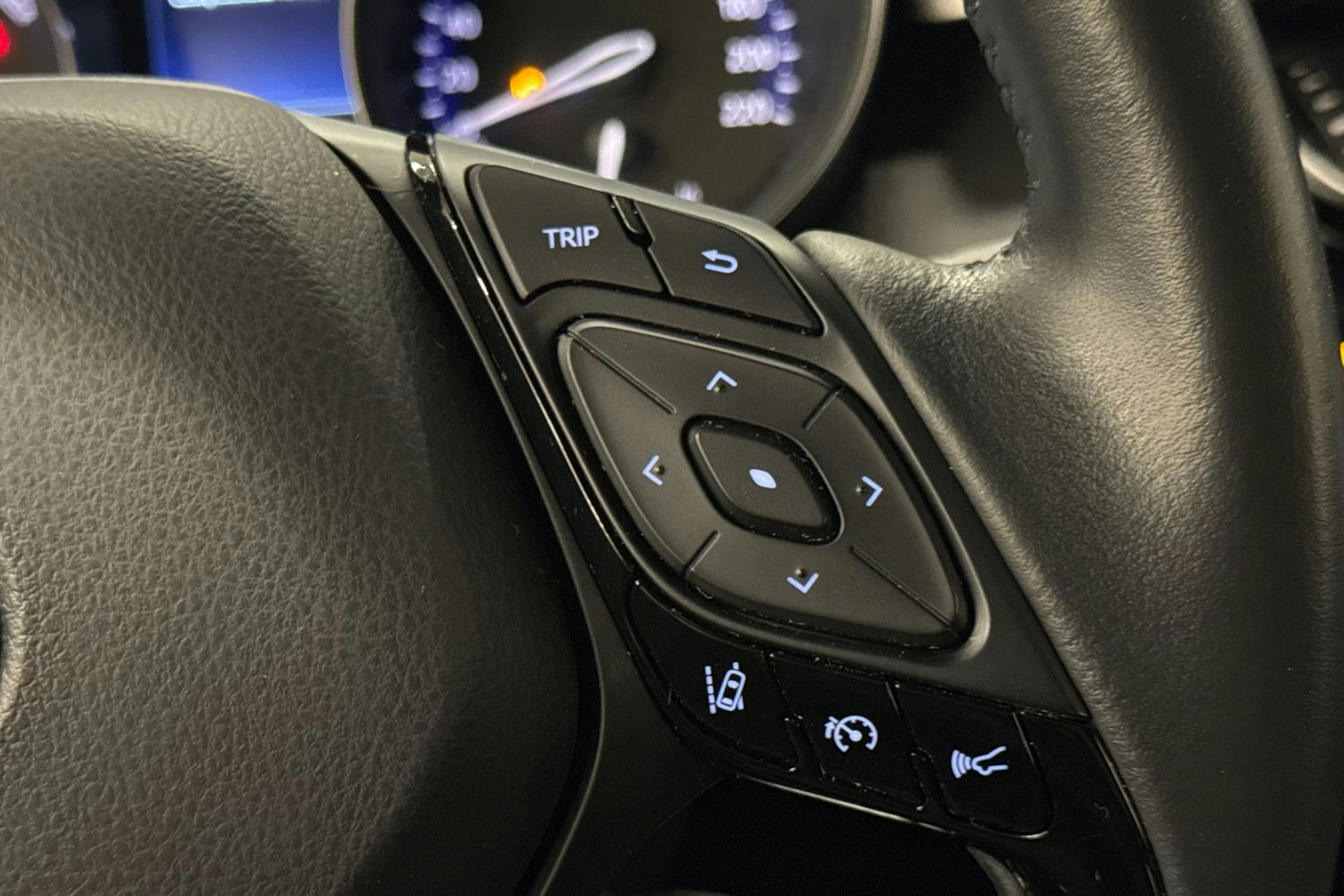 valkoinen Toyota C-HR 2022 kuva 13.