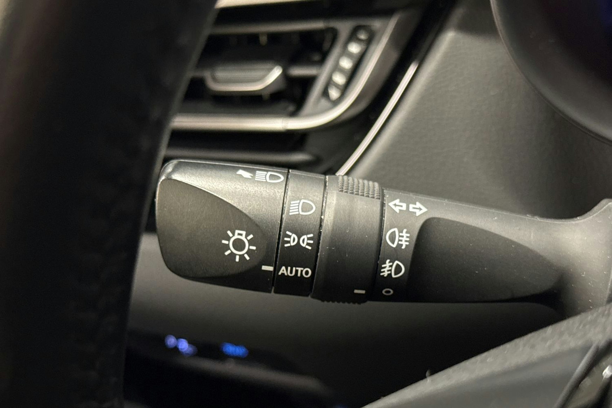 valkoinen Toyota C-HR 2022 kuva 15.