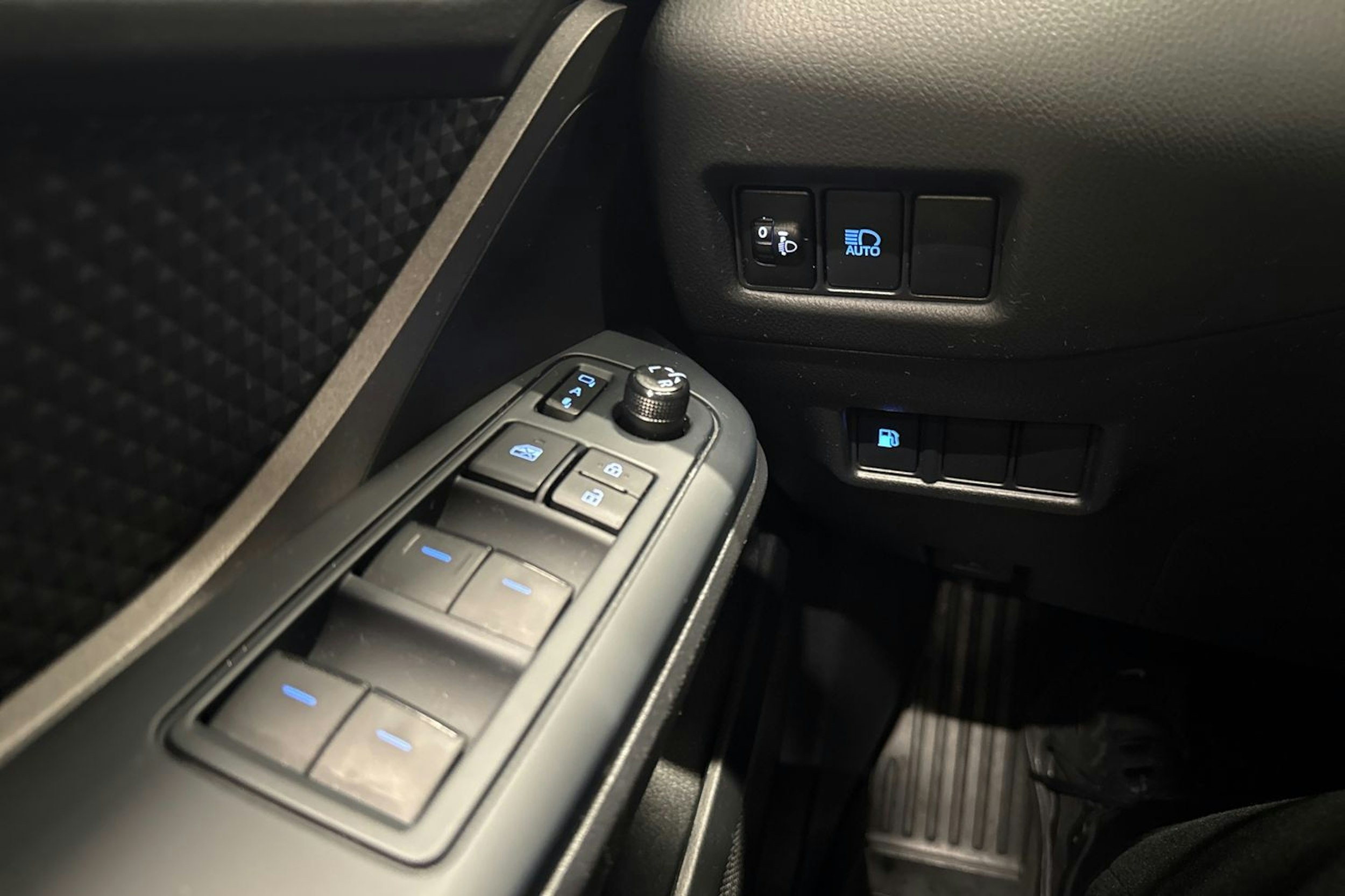 valkoinen Toyota C-HR 2022 kuva 17.