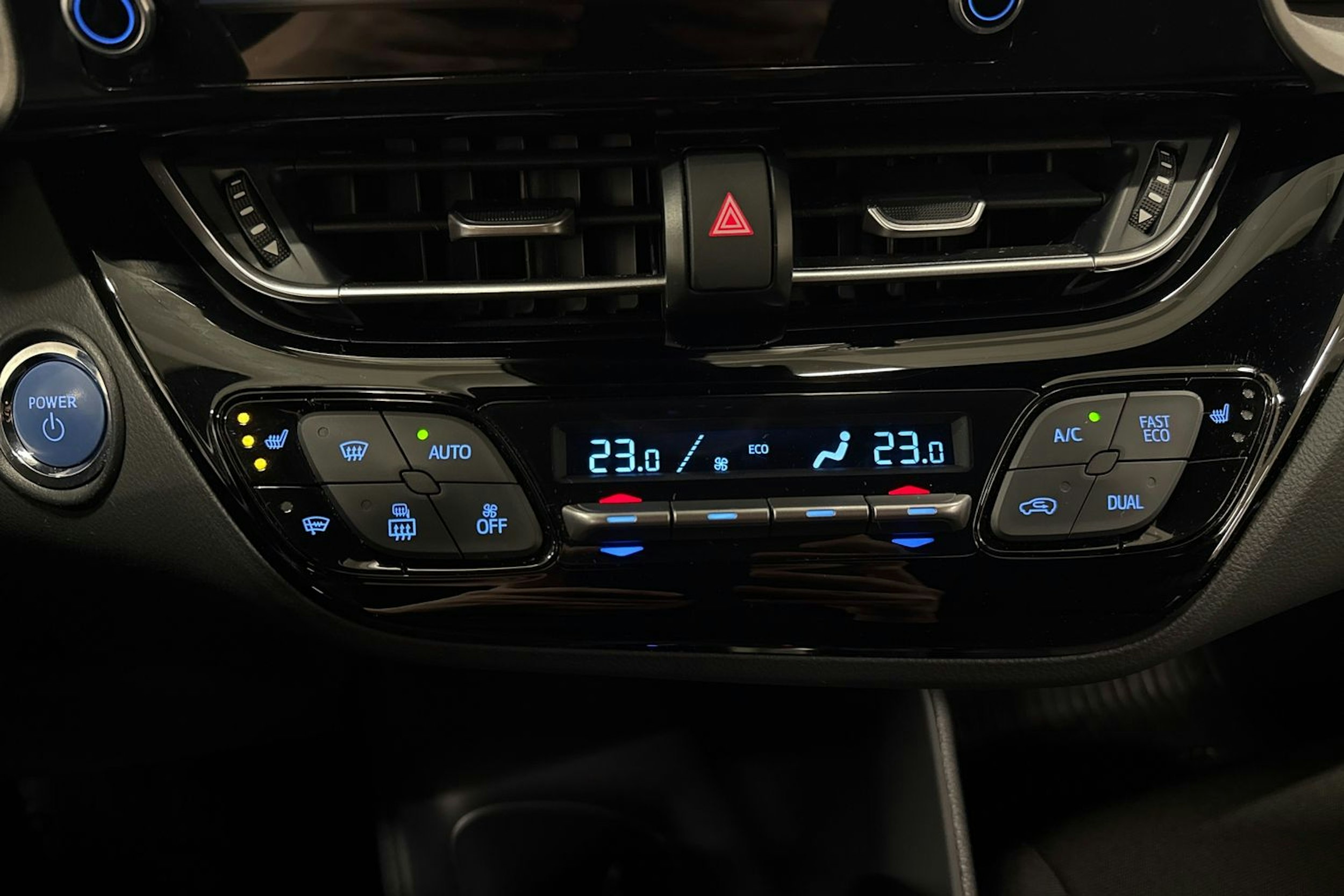 valkoinen Toyota C-HR 2022 kuva 21.