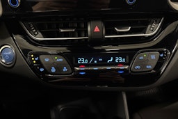 valkoinen Toyota C-HR 2022 kuva 21.