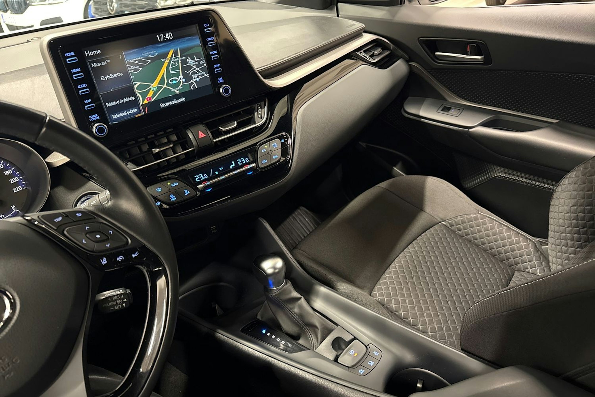 valkoinen Toyota C-HR 2022 kuva 22.